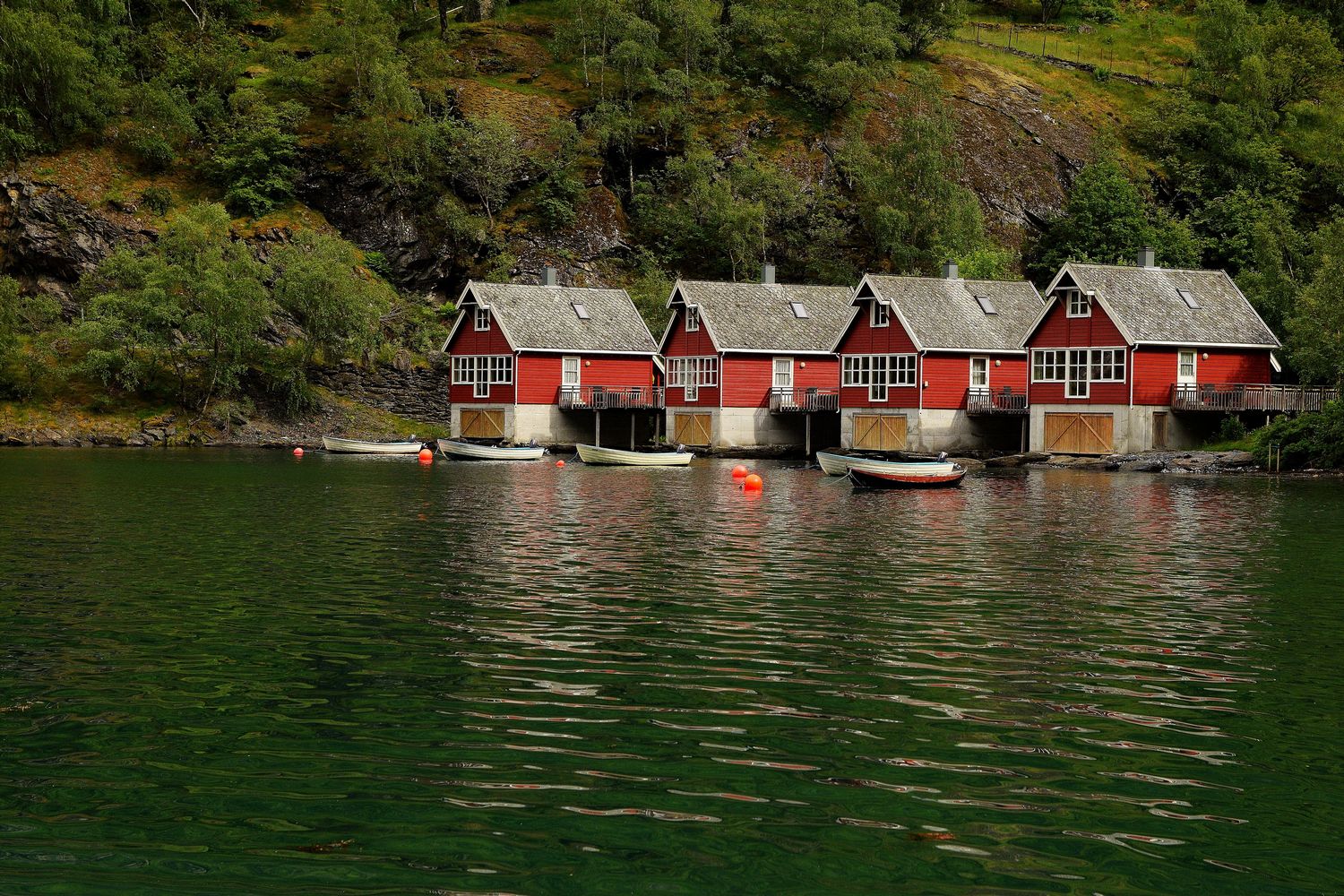 Red lodges in Flam