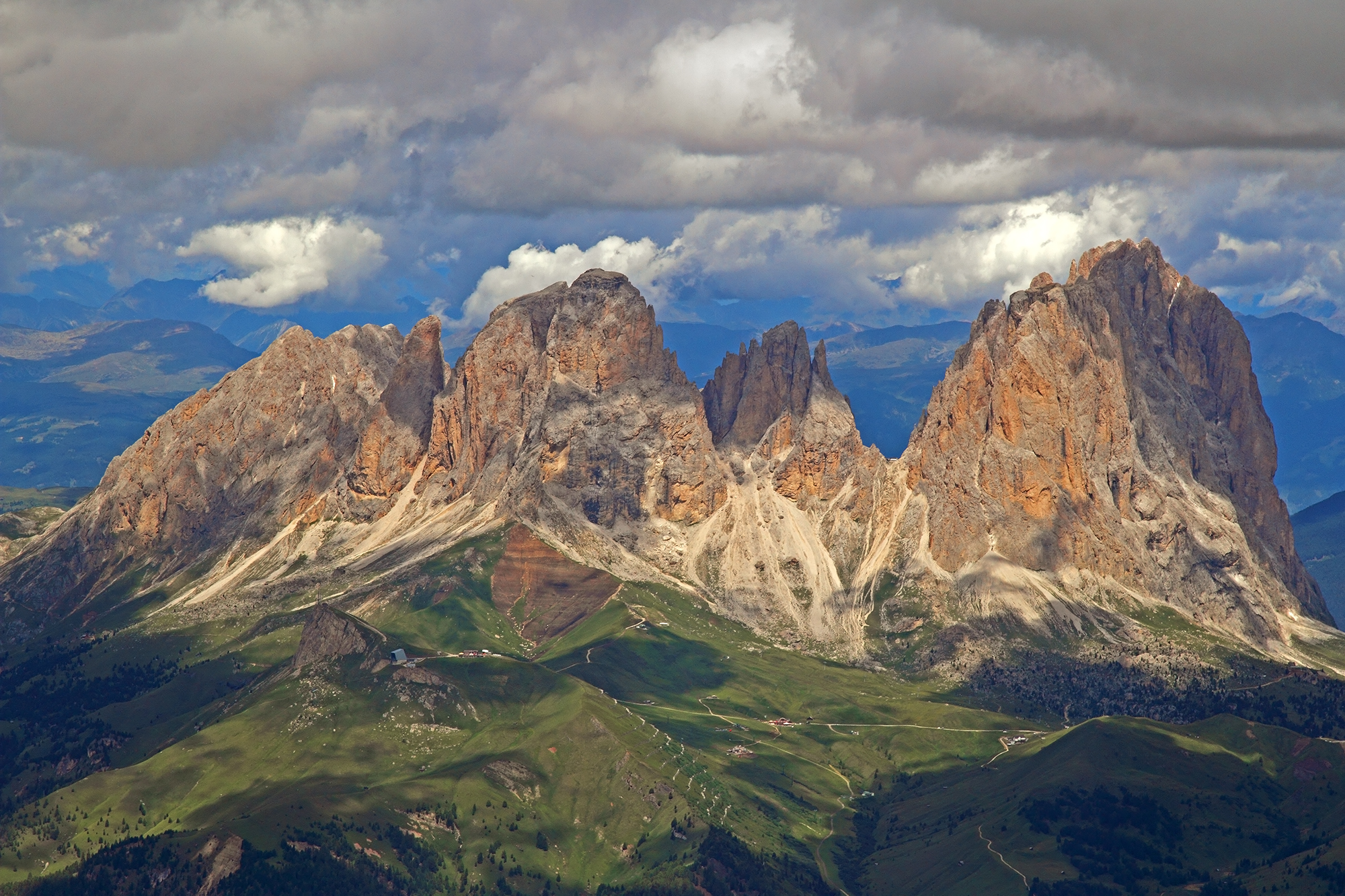 Dallla cima della Marmolada il massiccio del Sassolungo