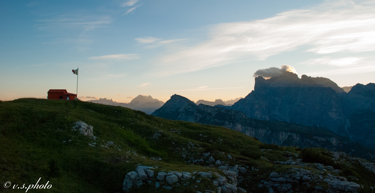 Alba al bivacco Bedin. Pale di San Lucano.