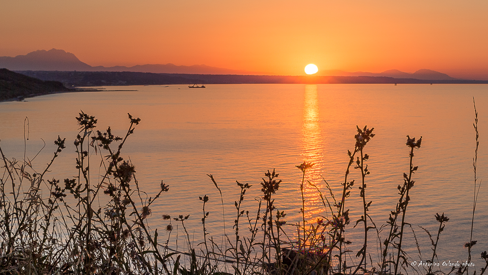 Colori e calore di un tramonto .