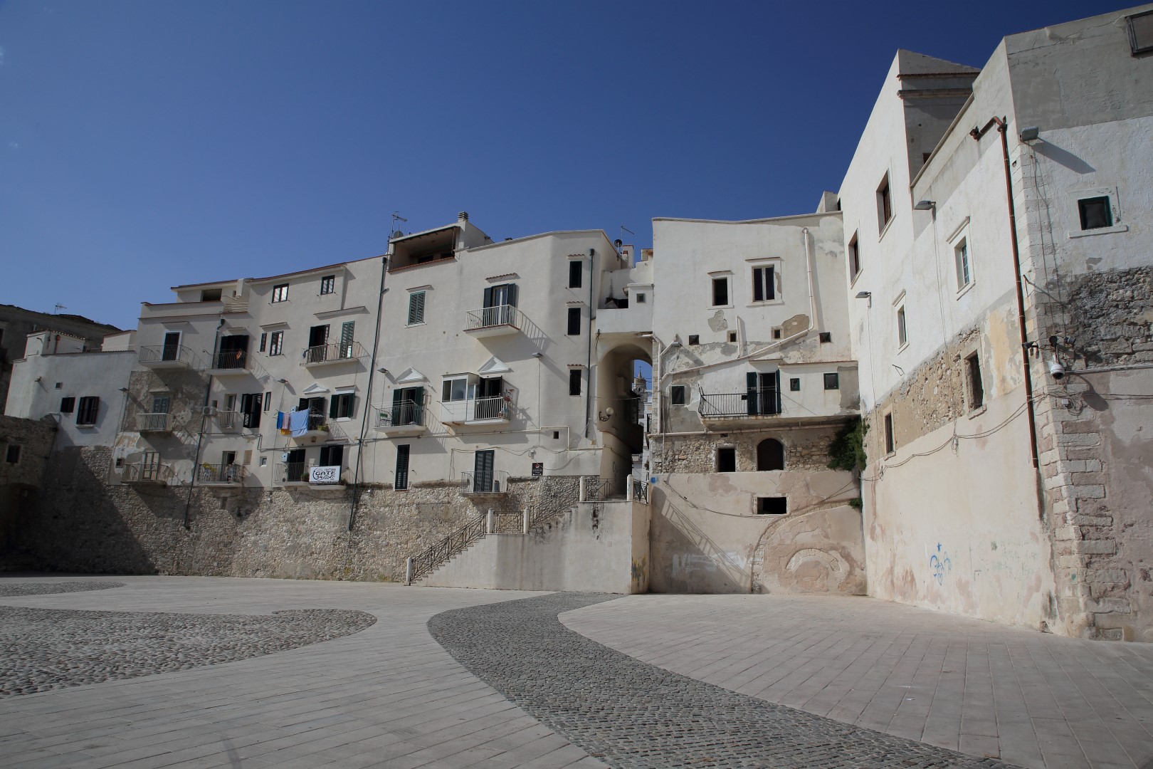 la cattedrale dentro l'archetto
