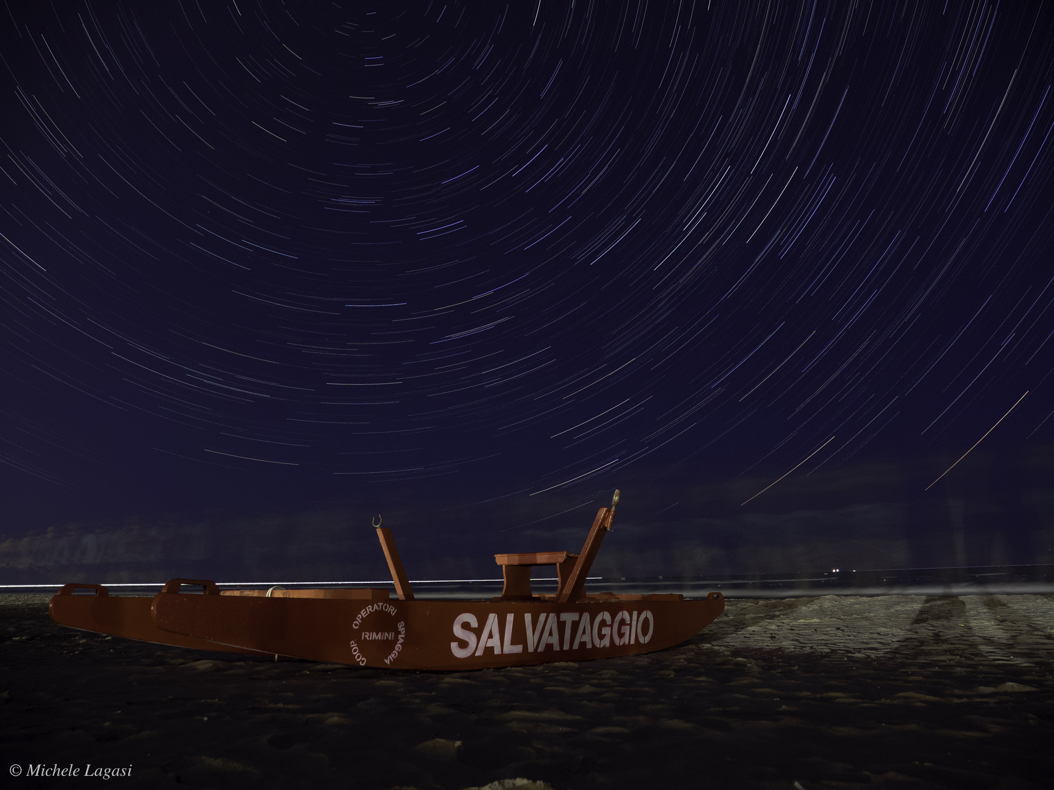 Notte di stelle e fantasmi sulla spiaggia di Rimini