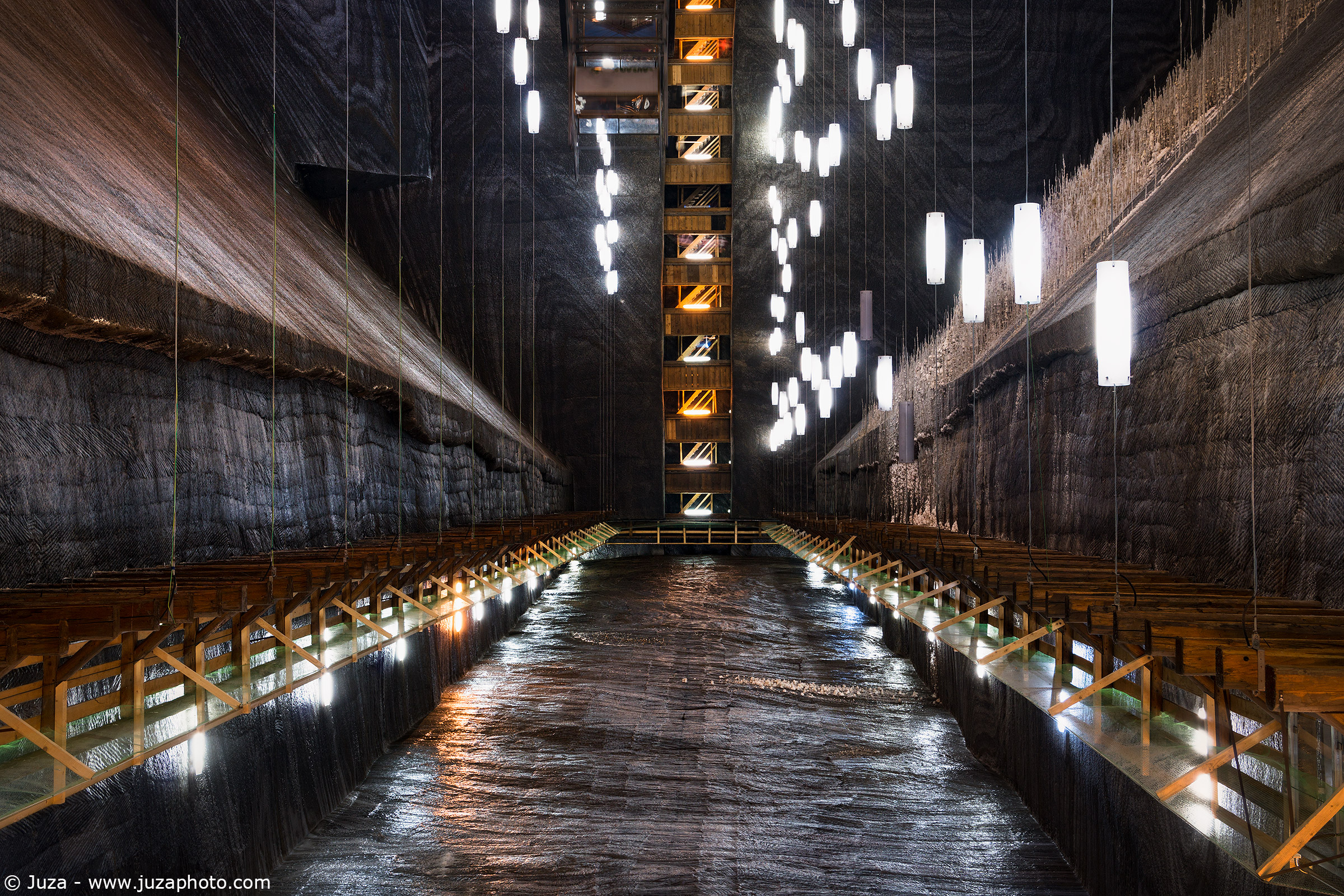 Un mondo sotterraneo, luci e scale