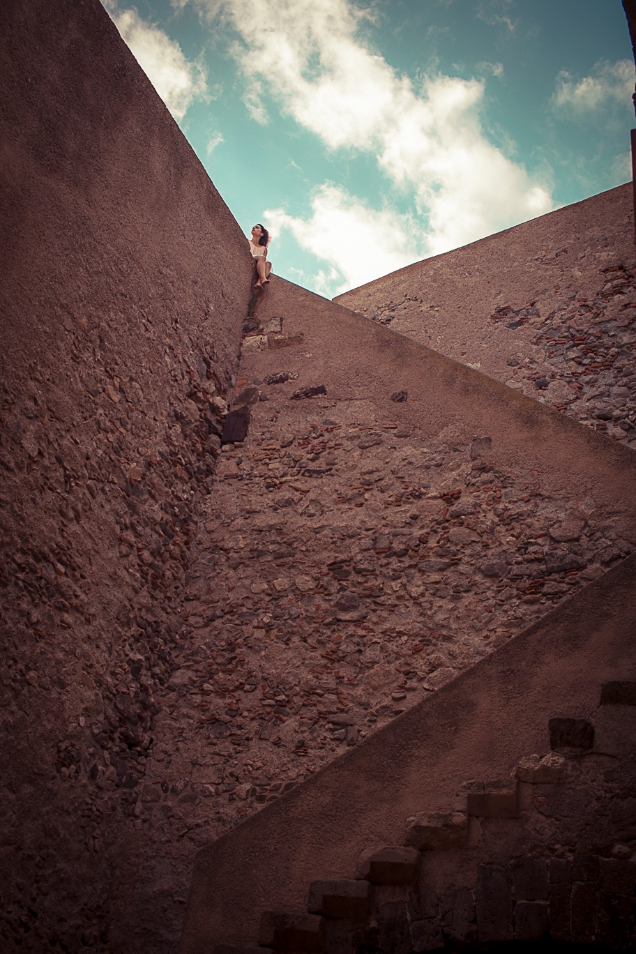 Lost...in the middle, where the walls are not high enou