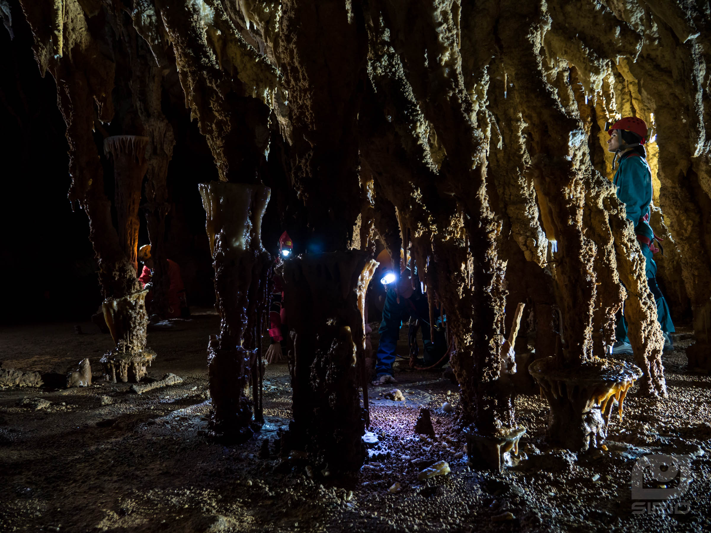 Speleologists between concretions