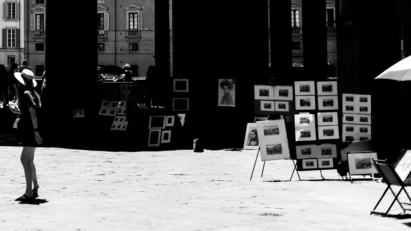 In mostra con cappello