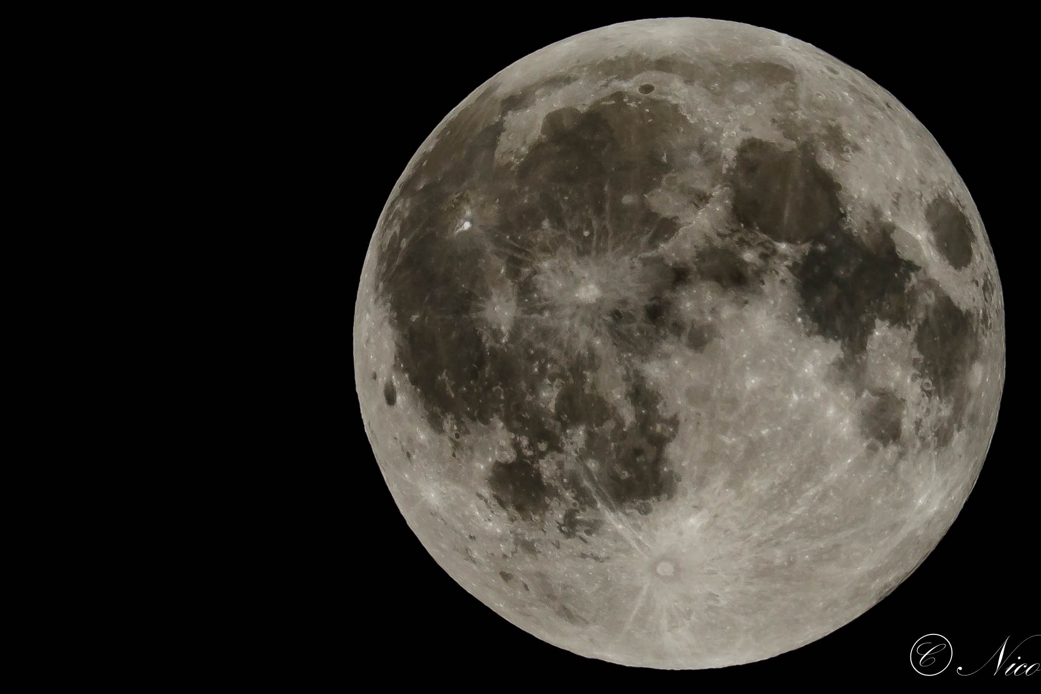 Si prepara il cavalletto, si prende la fotocamera si mo