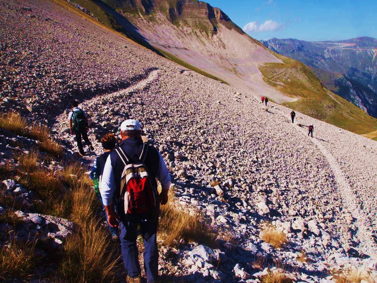 cè chi scende   e  cè chi sale!