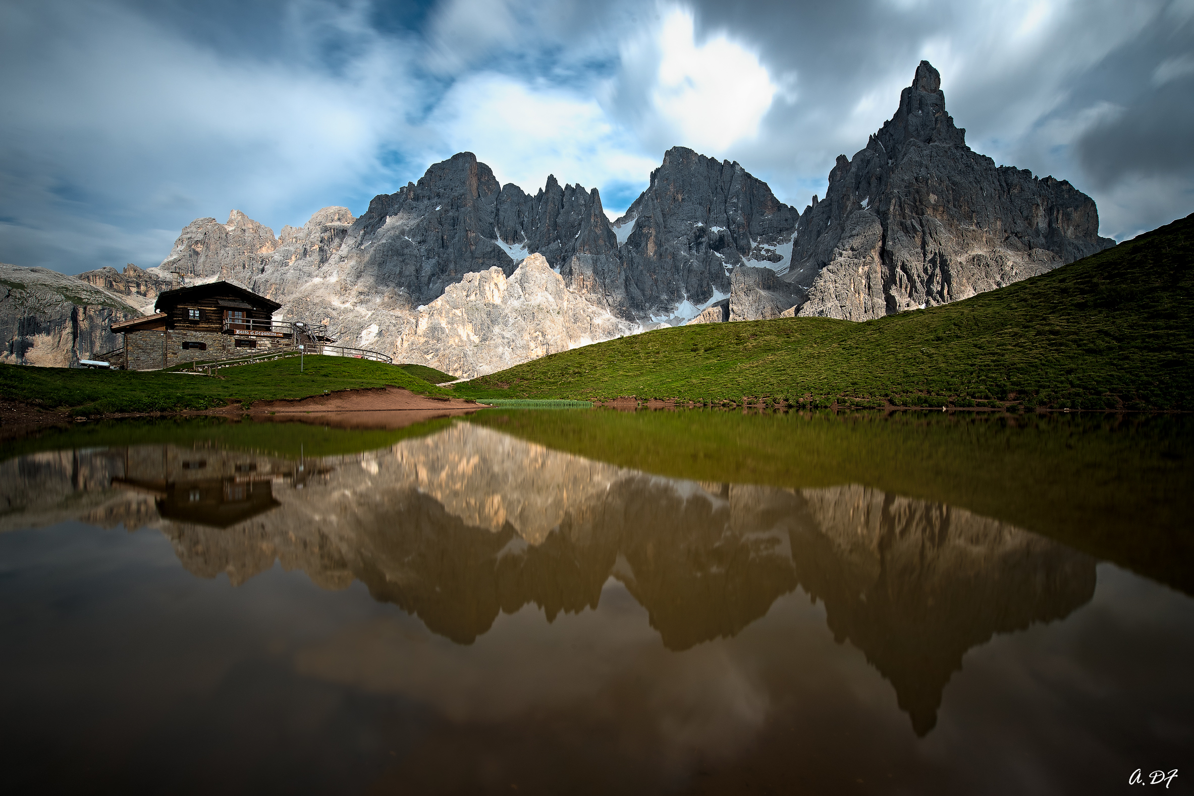 The hut between lights and shadows