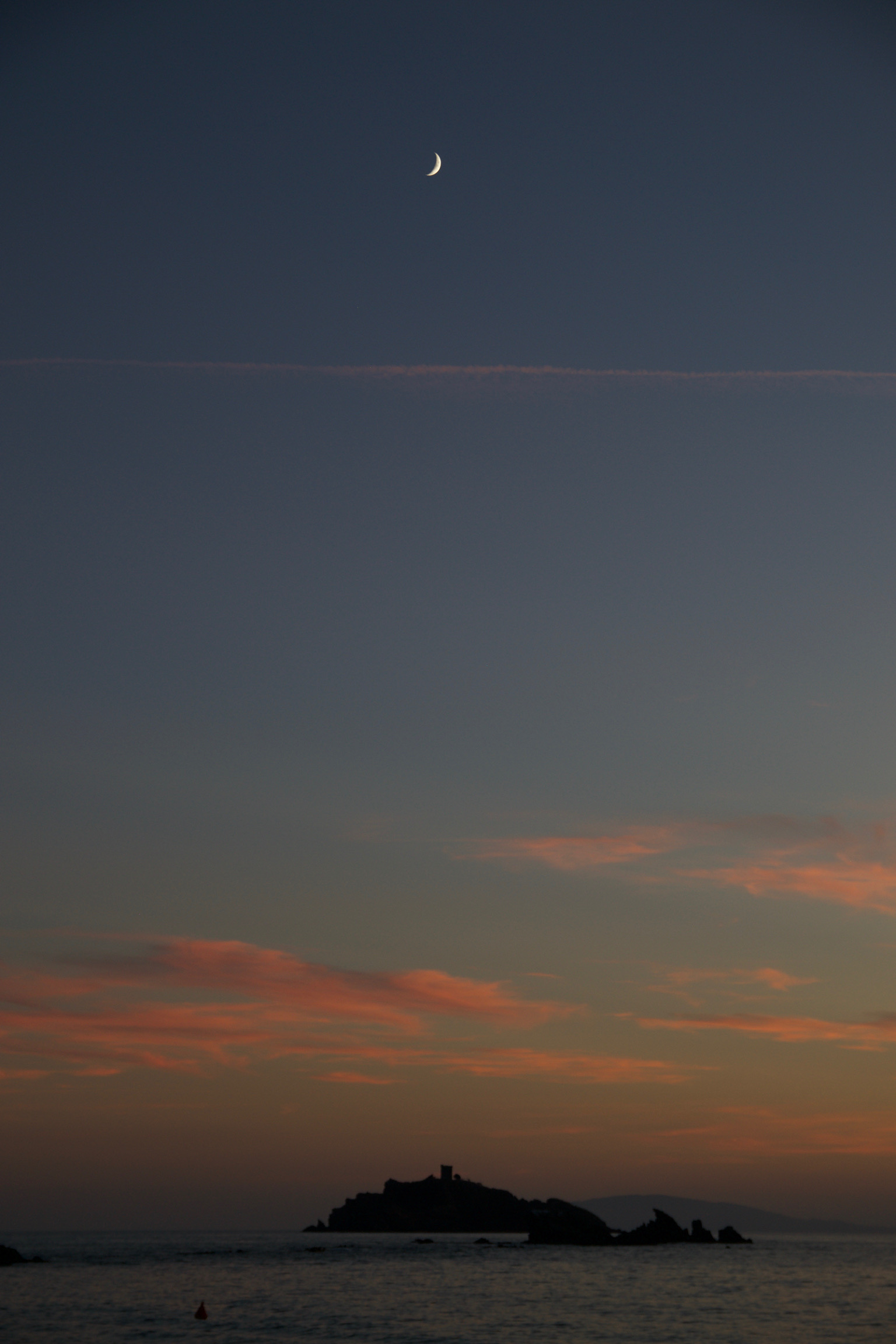 La luna che fa capolino
