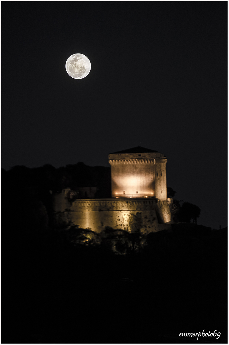 The moon on the castle