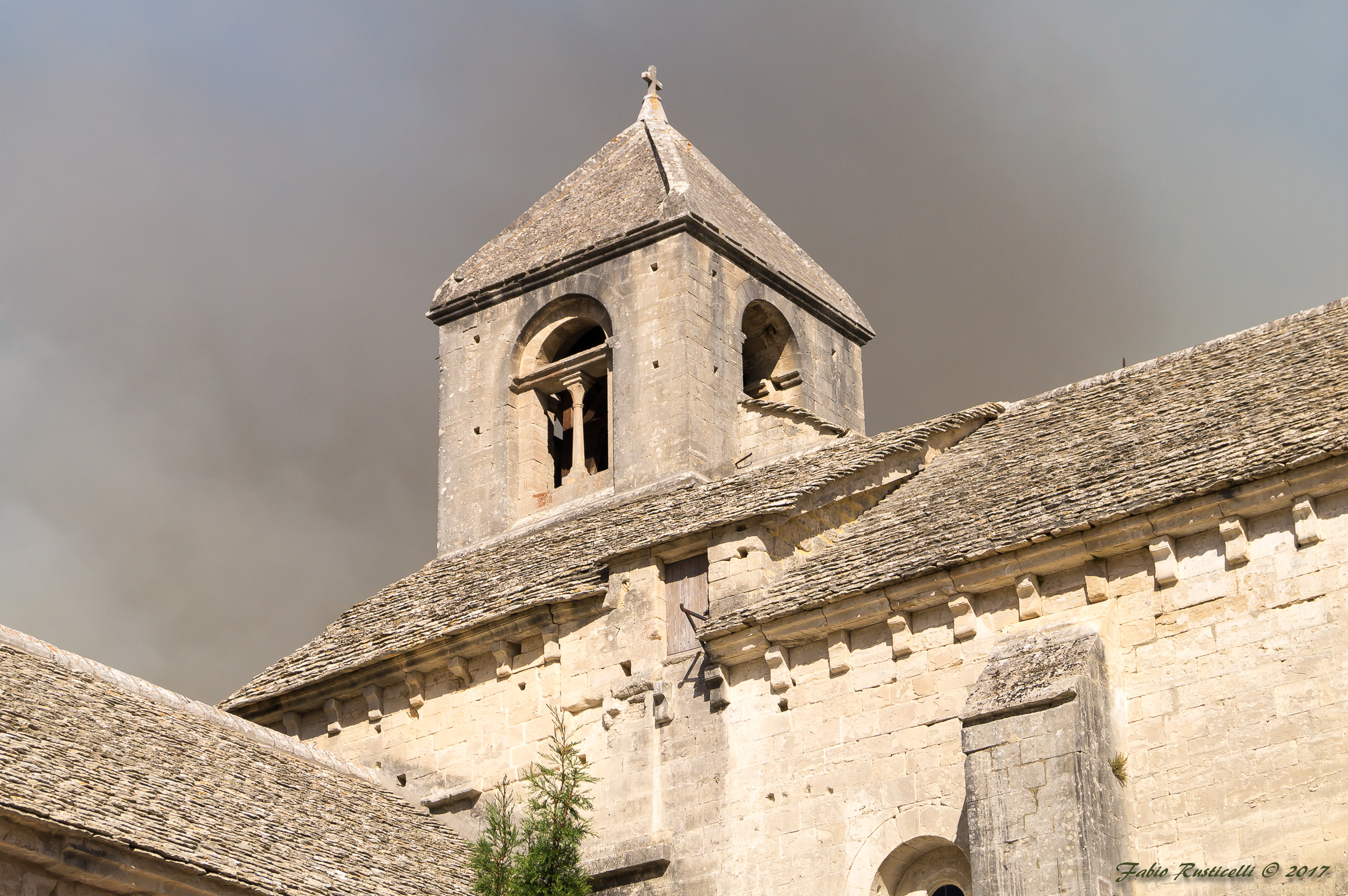 Incendio nelle vicinanze dell'Abbazia di Sénanque