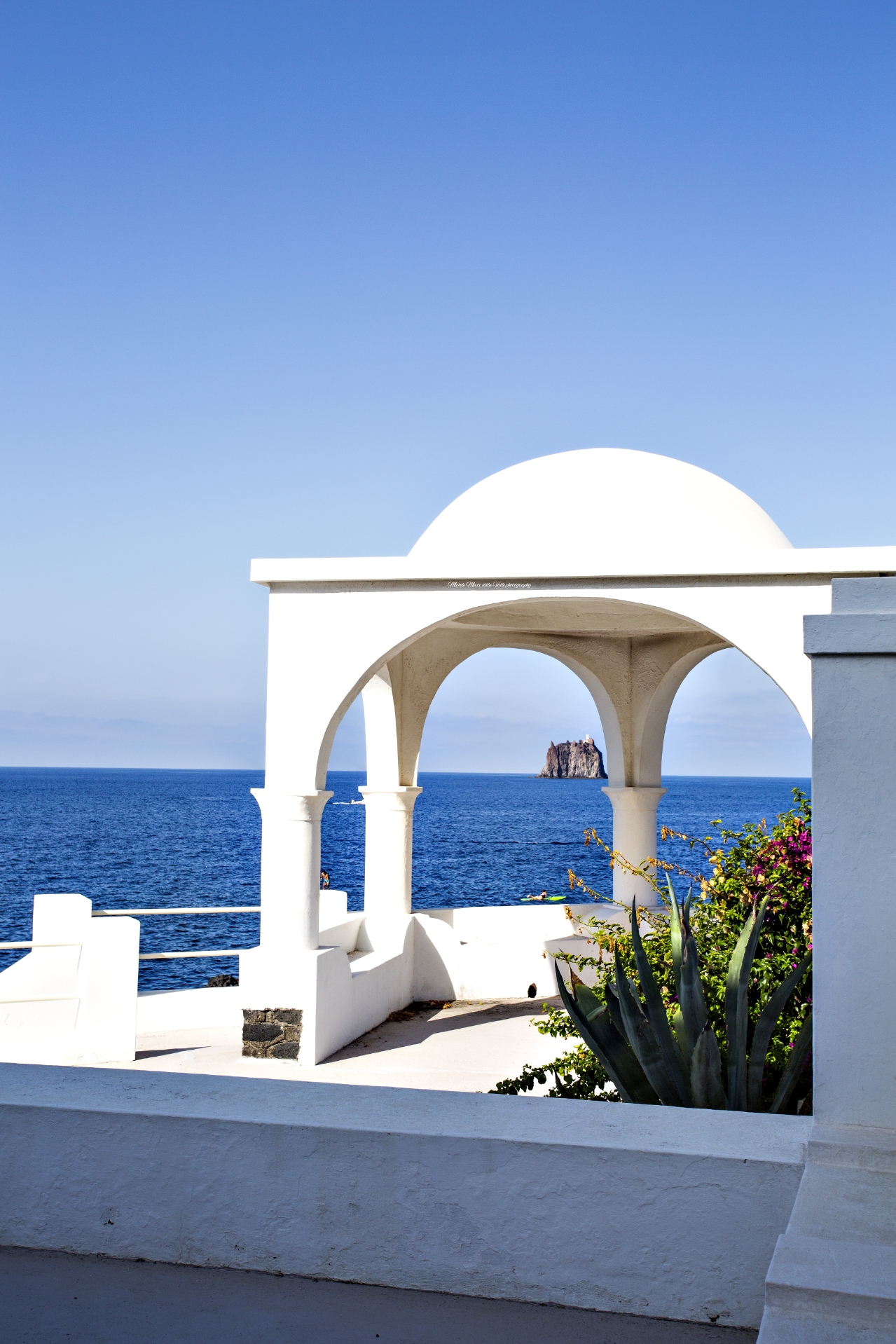 Strombolicchio tra gli archi