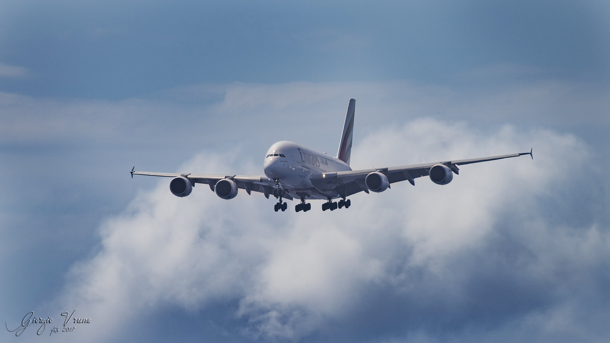 A380 Emirates landing ..