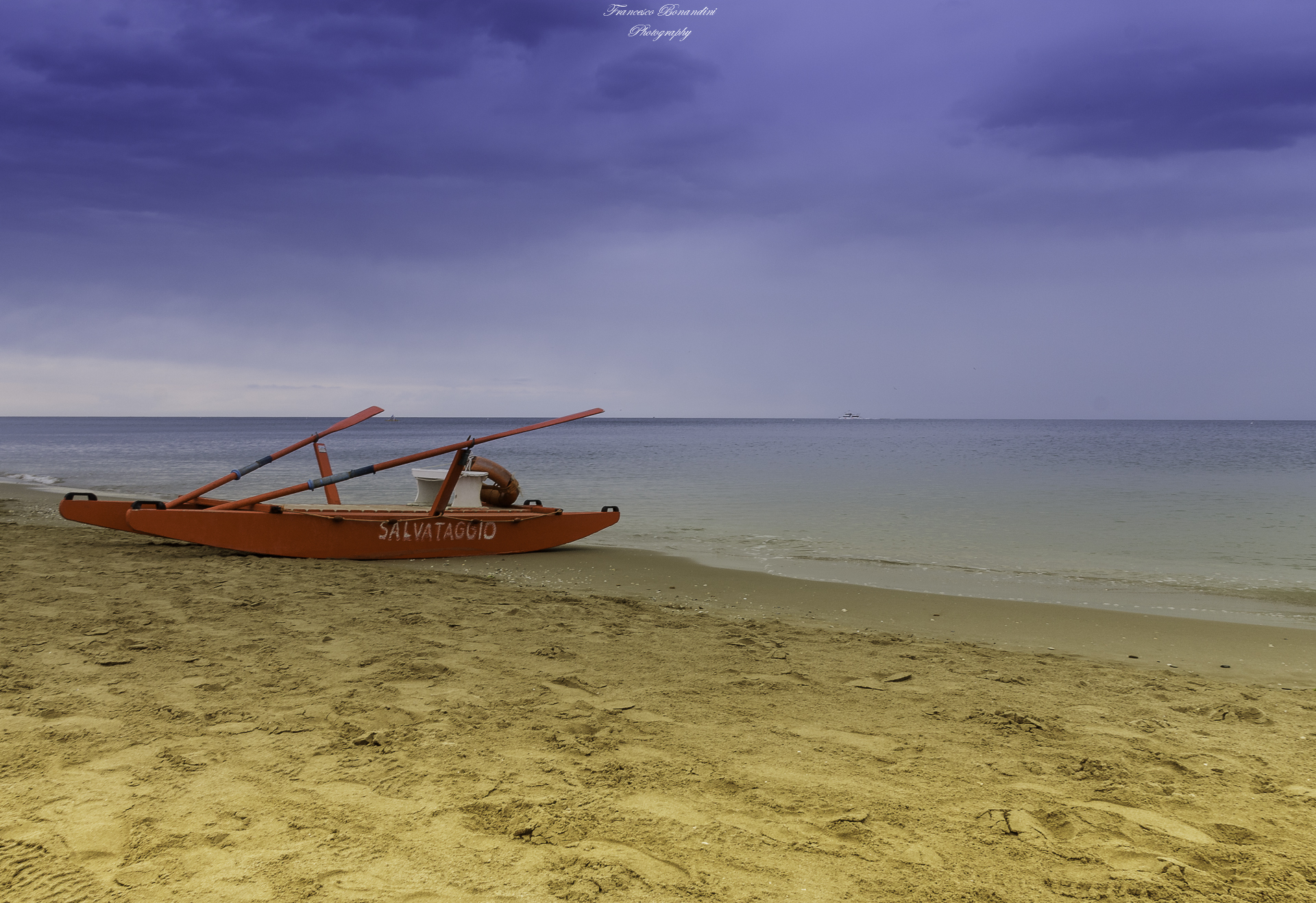 La solitudine di una spiaggia di inverno