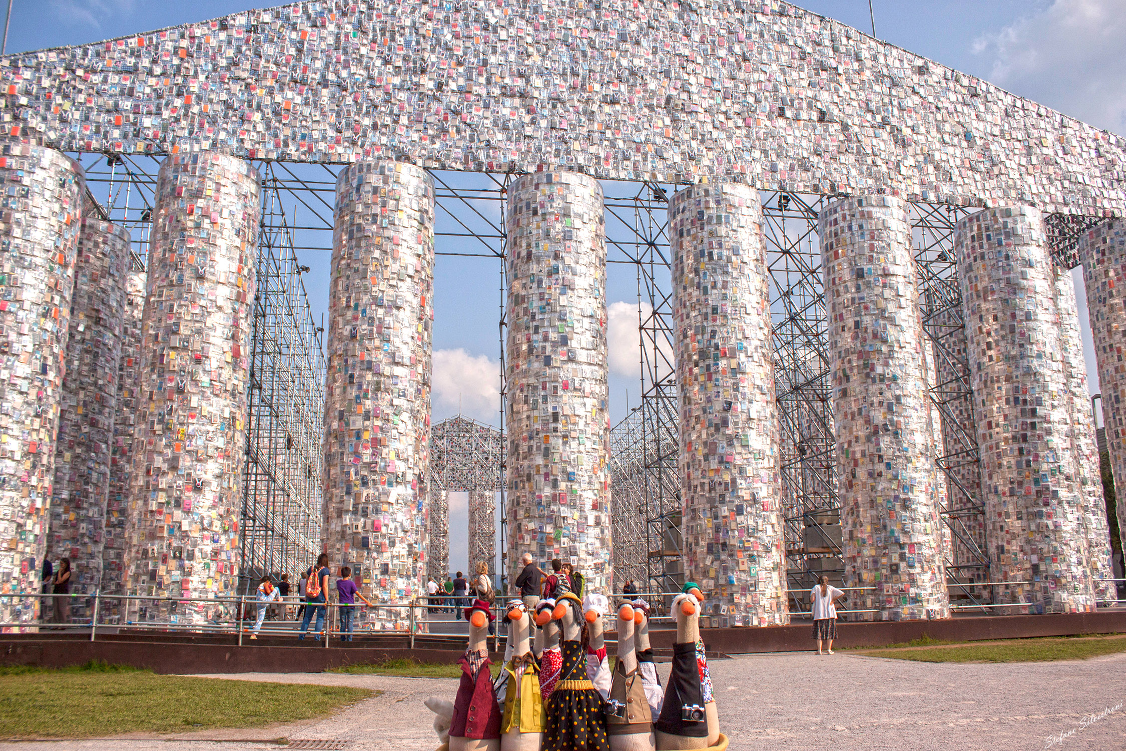 "Saluti da Documenta 14"