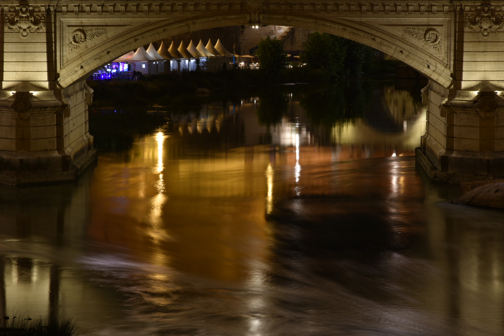 Riflessi e luci sul Tevere