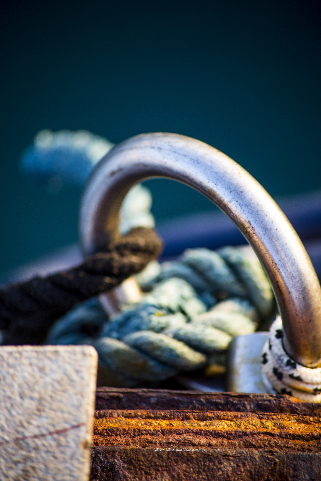 Molliamo gli ormeggi