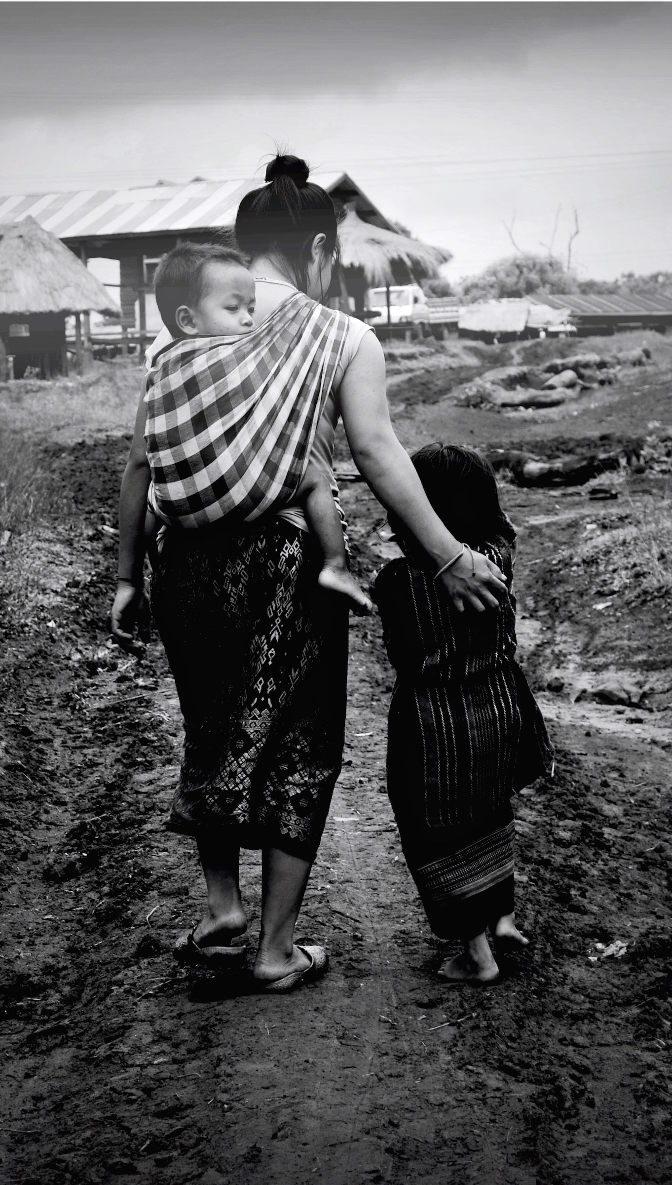 Woman Akha and her children - Laos