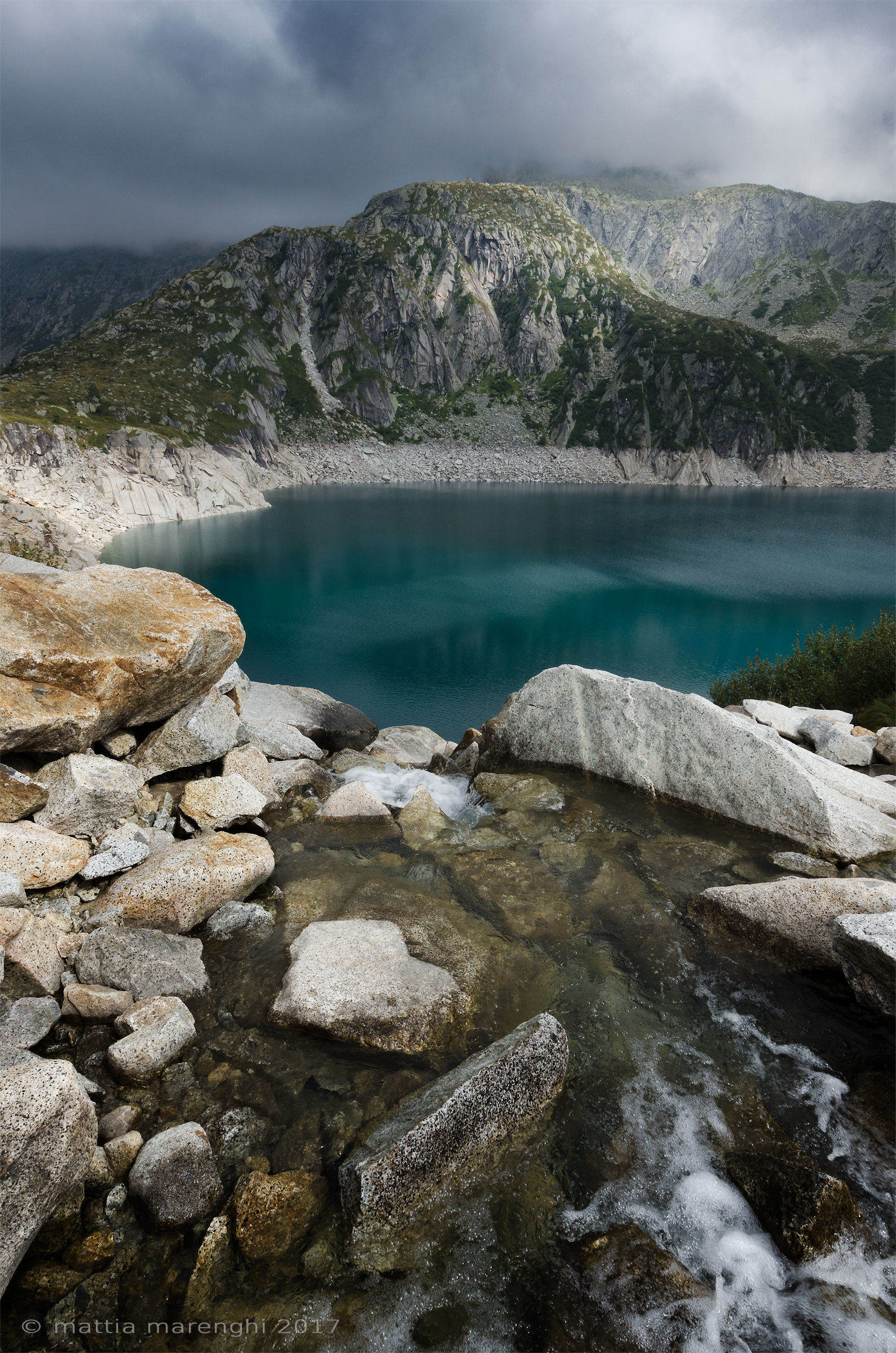 Lago Salarno tra nuvole, sole e acqua