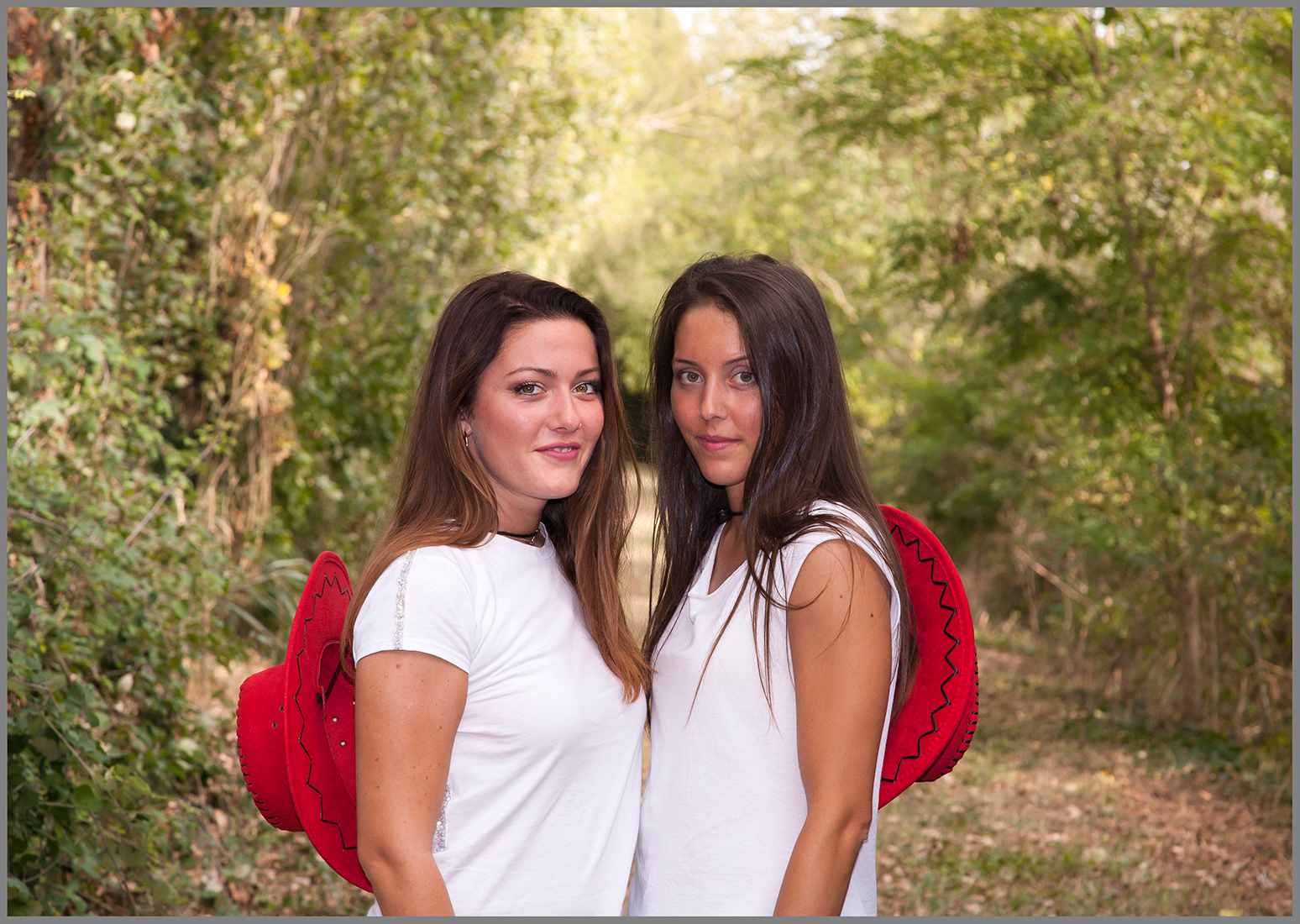 Le ragazze dal cappello rosso