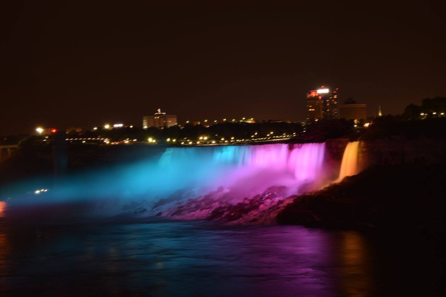 Night in Niagara falls