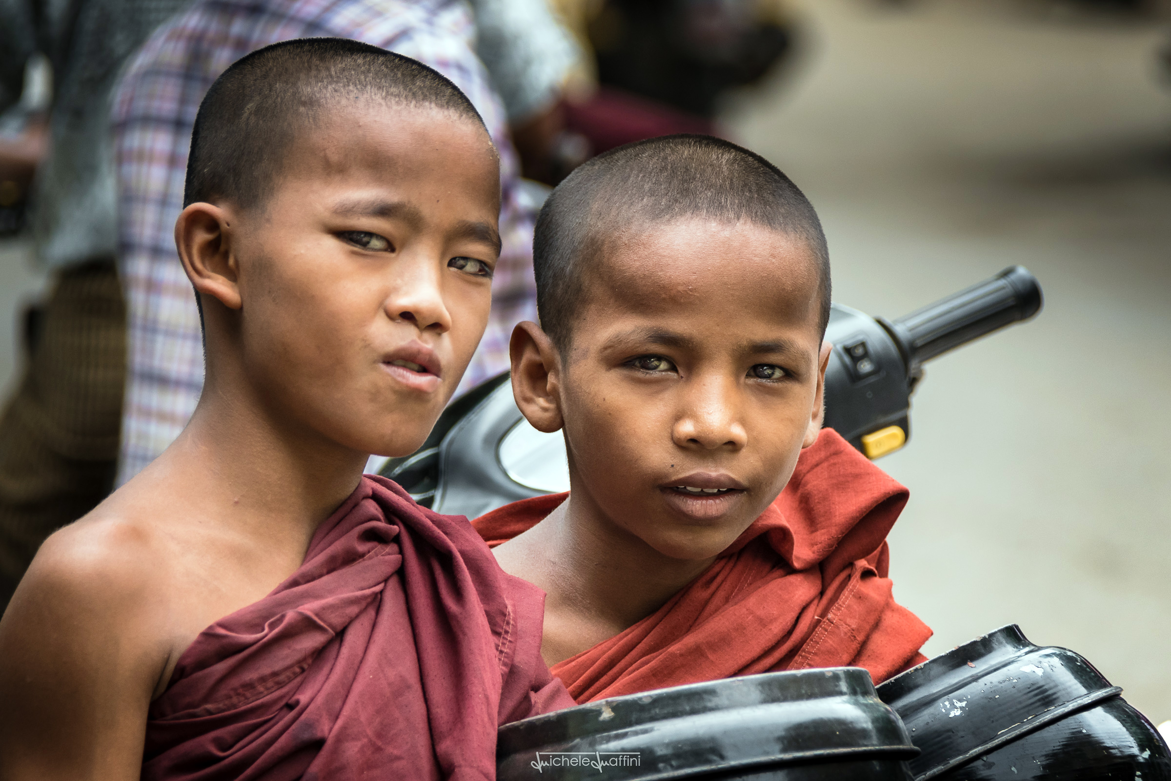 Myanmar - Bagan, la questua del mattino