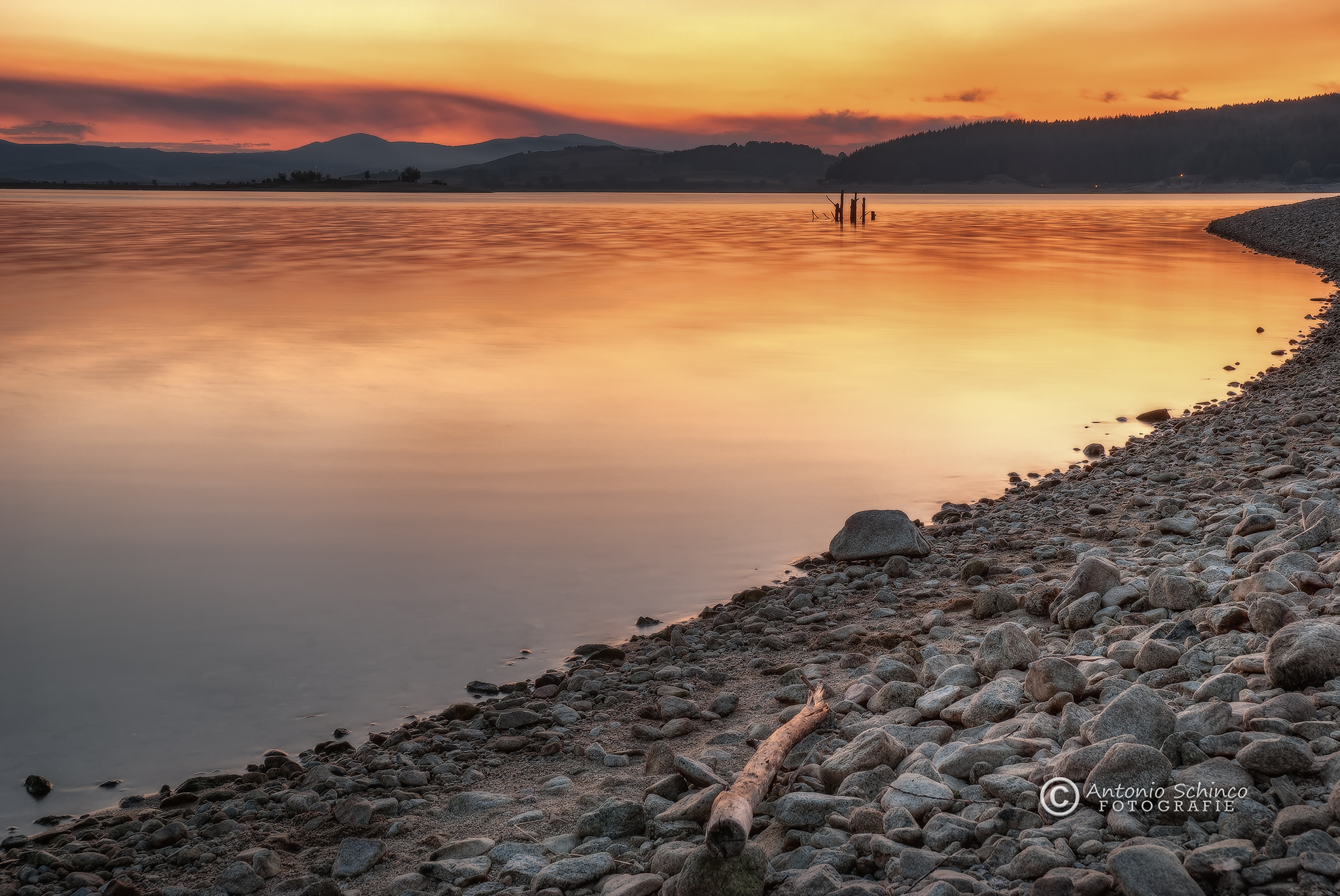 Il Lago Cecita alle luci di un focoso tramonto