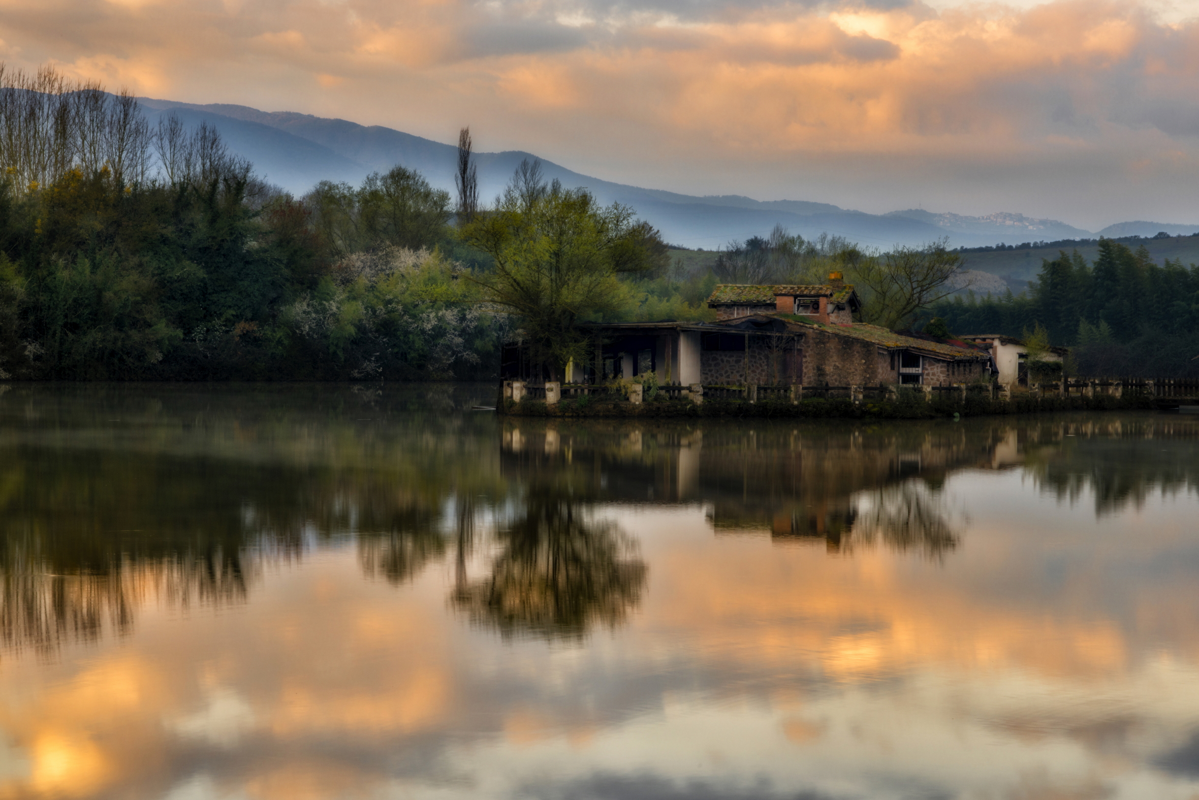Alba alla casa del lago