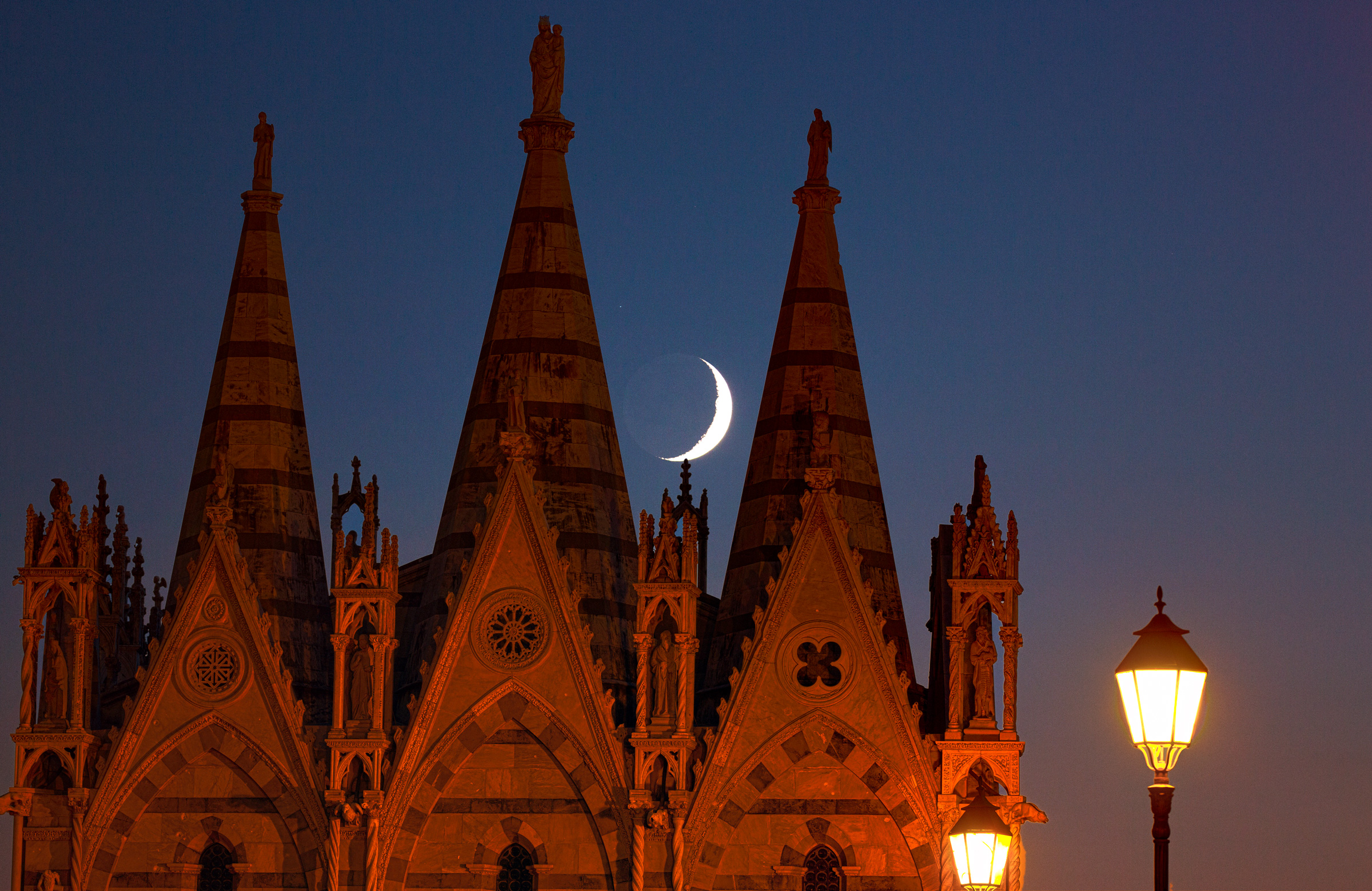 Luce cinerea tra le guglie della Chiesa della Spina