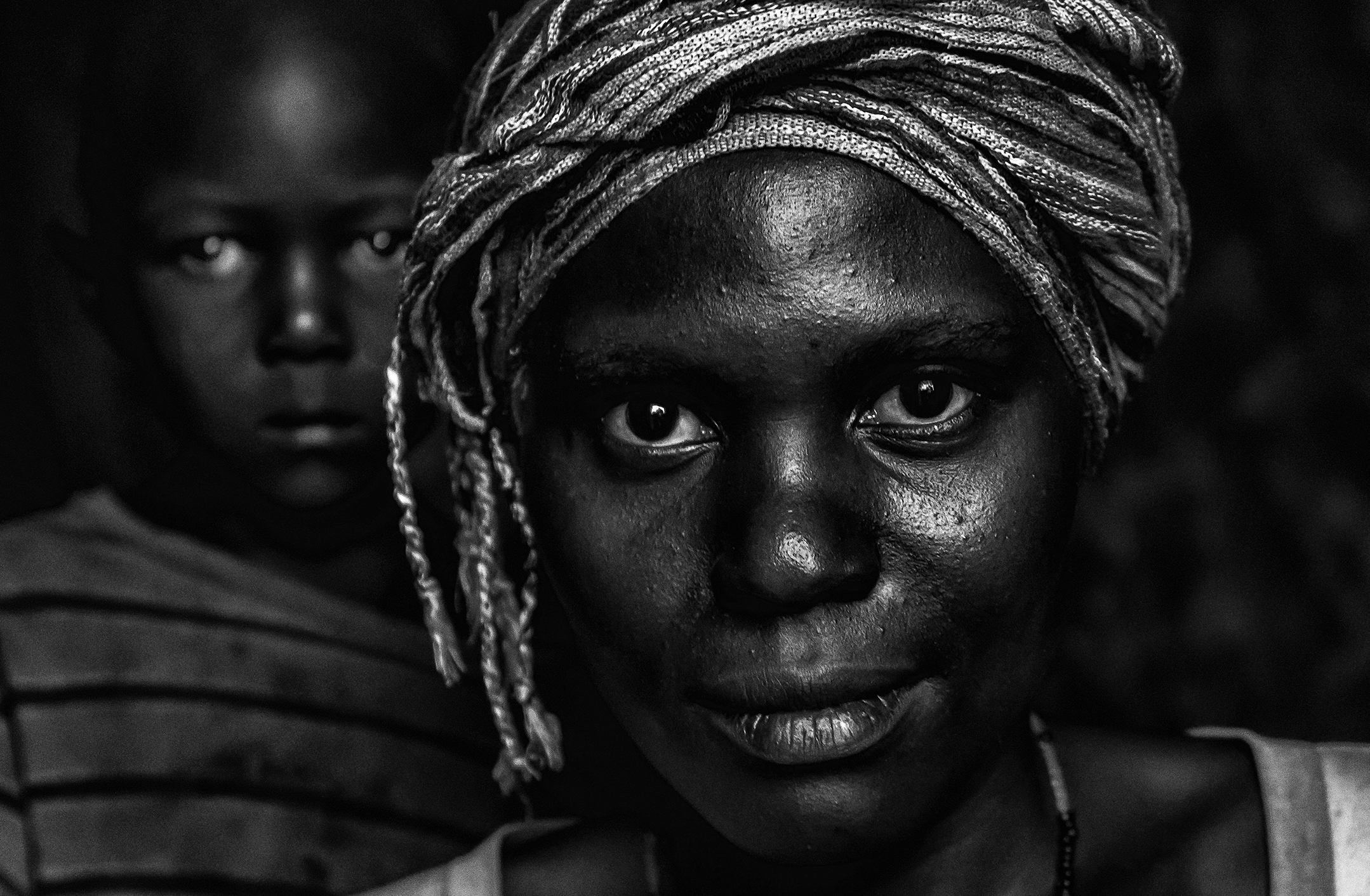 B&W - In una capanna rurale, Uganda