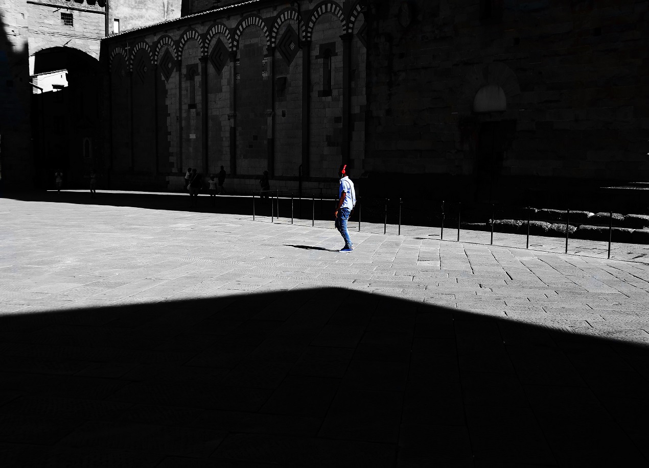 A spasso con le cuffie rosse