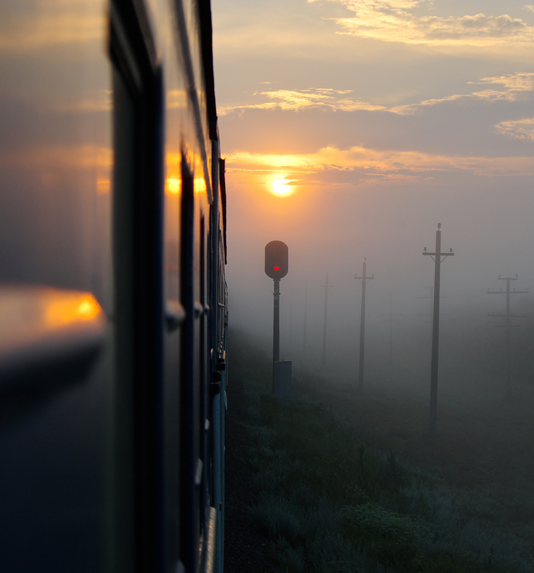 Vista dalla finestra del treno: mattina nebbiosa