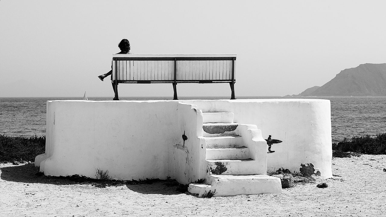 con i piedi nell' oceano