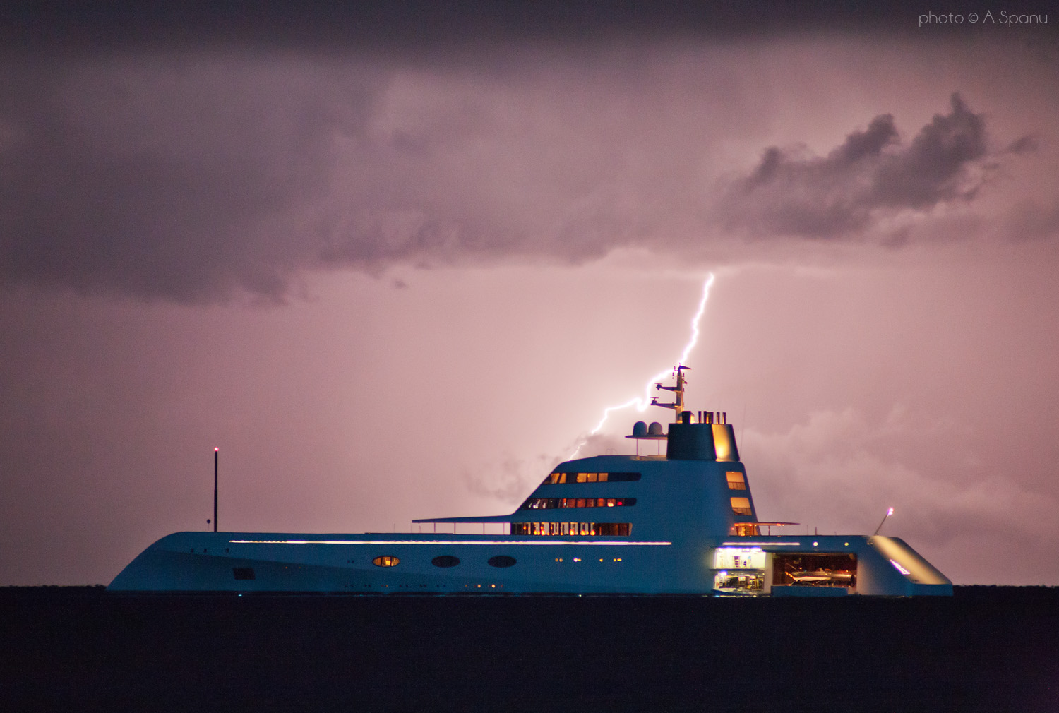 A spectacular yacht Andrey Melnichenko, tycoon