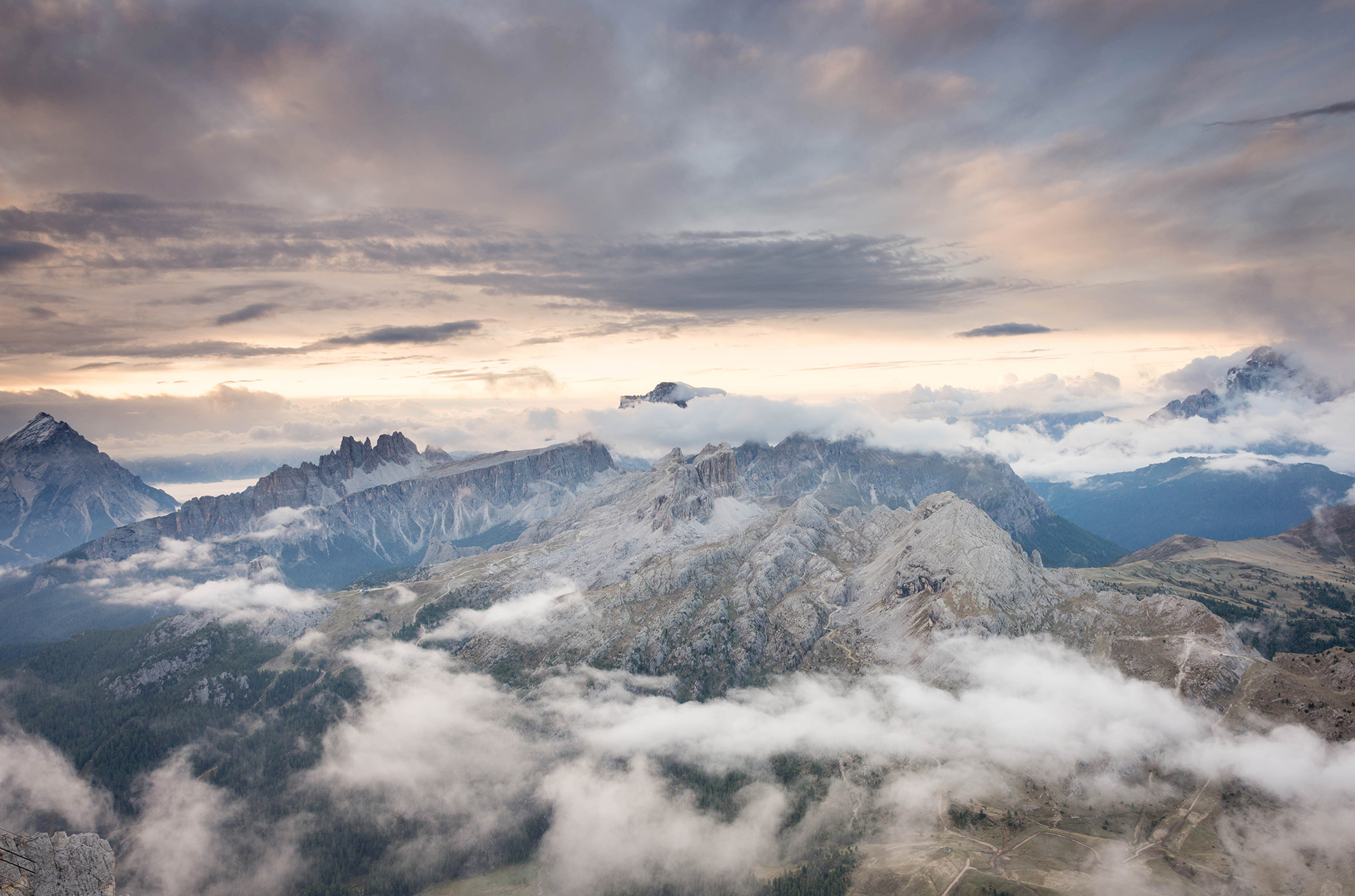Alba dietro i Lastoi di Formin