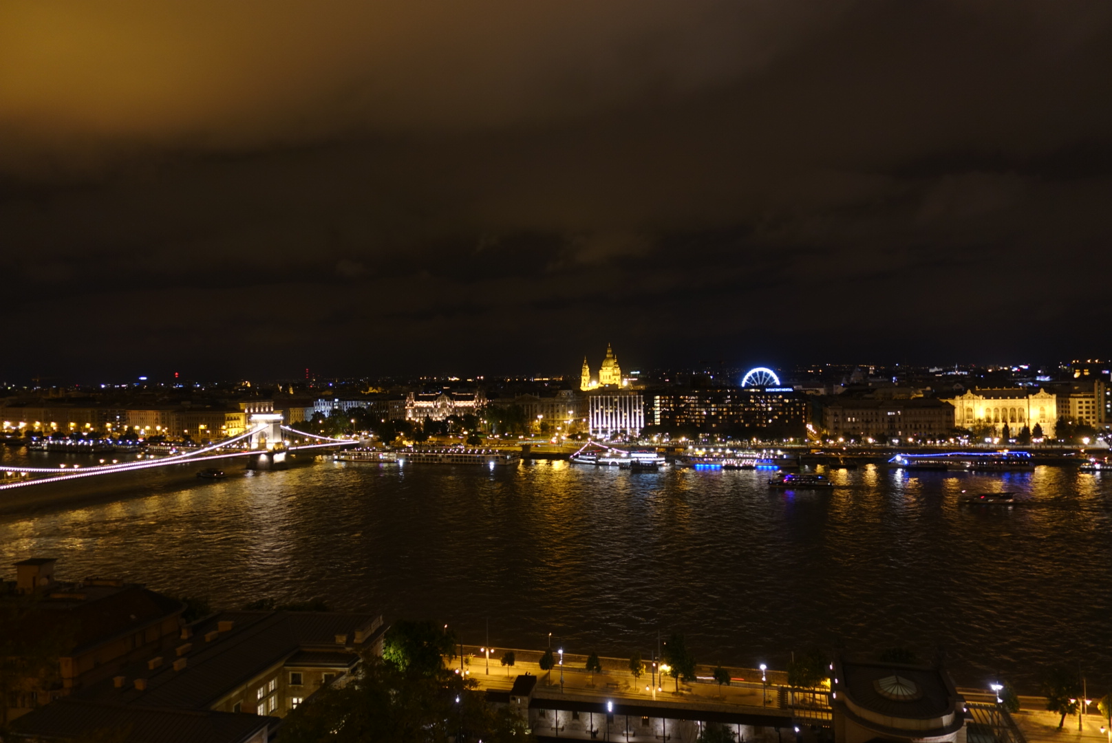 Budapest by night sul danubio.