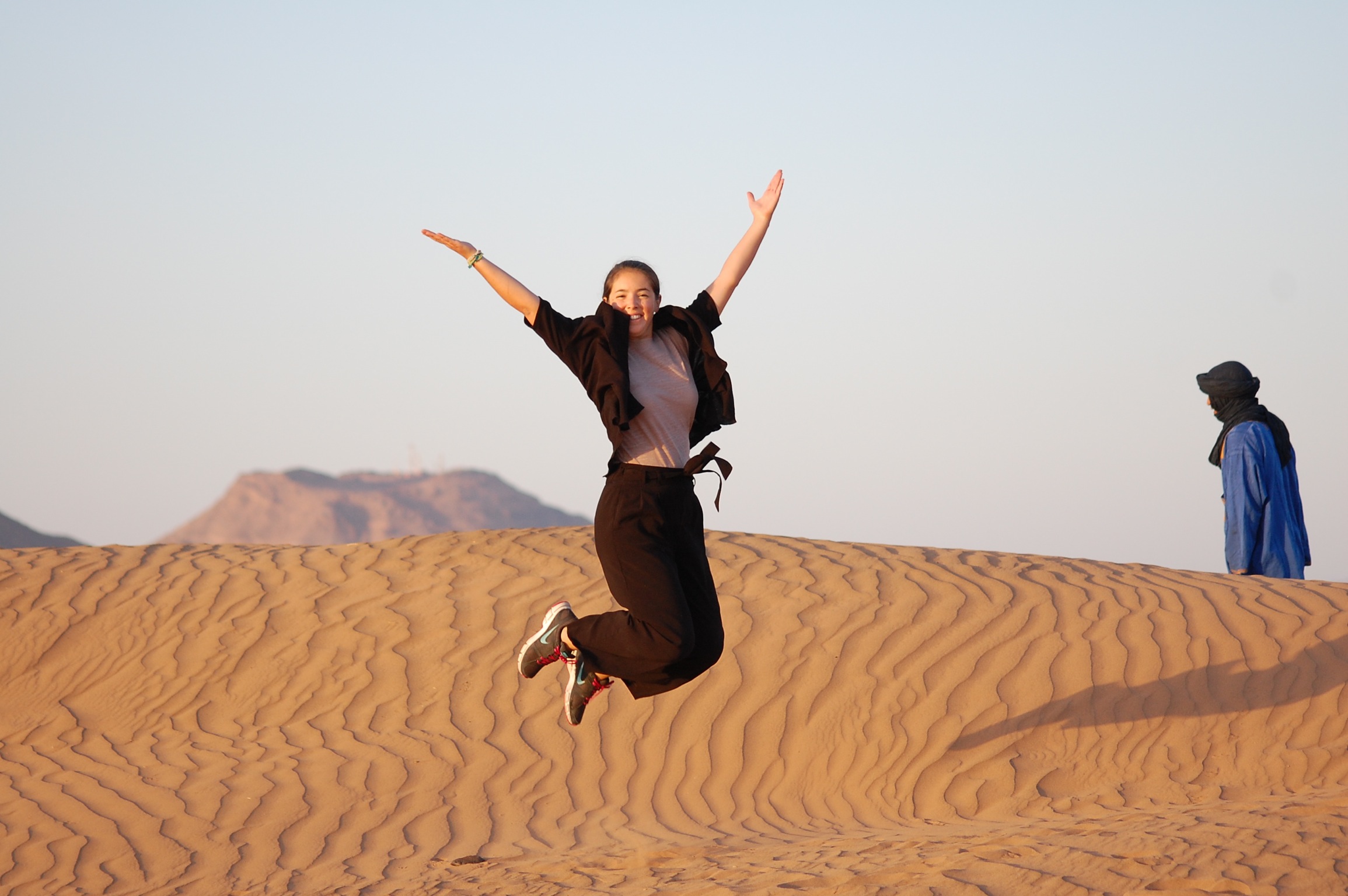 Martina nel deserto di Zagora poco dopo l'alba