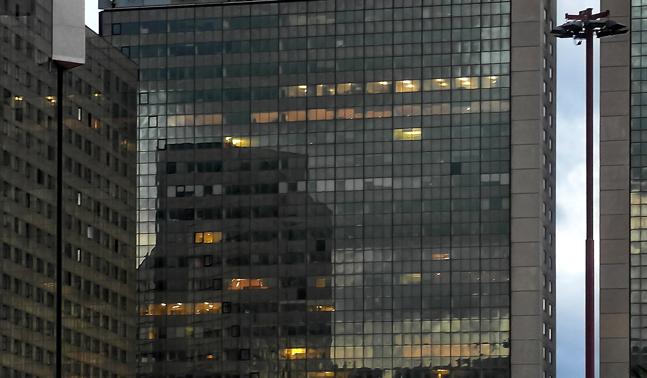 ferro, cemento, vetro, nuvole