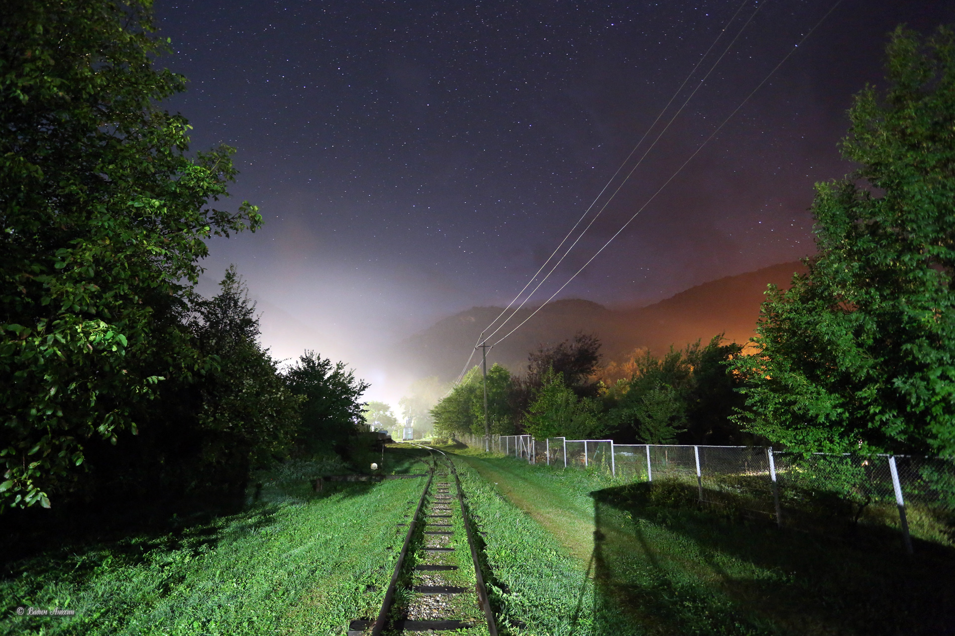 Vecchia ferrovia a Guamka durante la notte