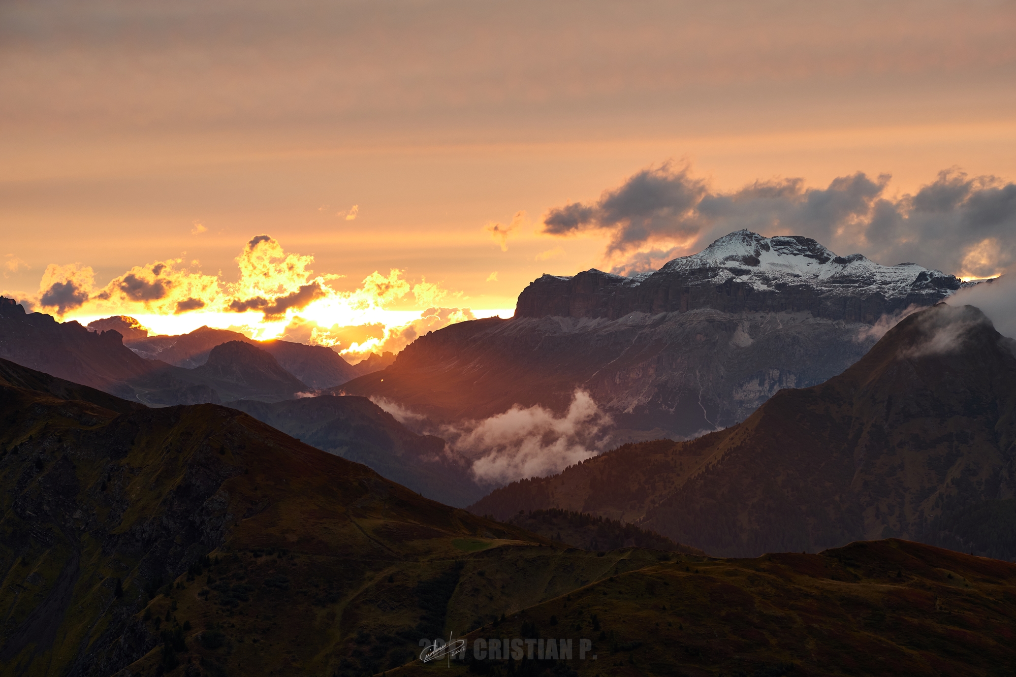 Tramonto verso il Passo Pordoi e il Gruppo Sella