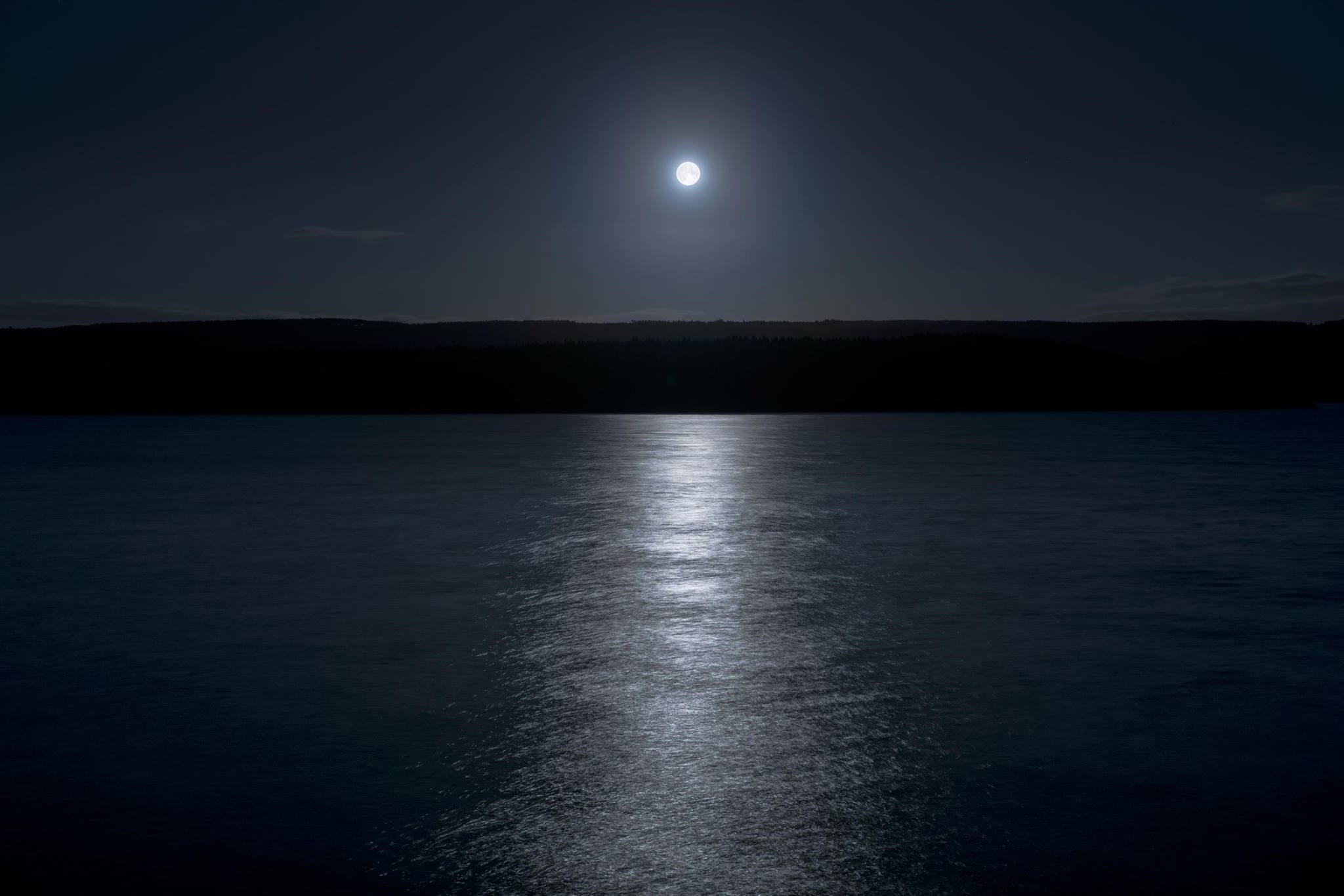 Loch Ness in una notte di plenilunio