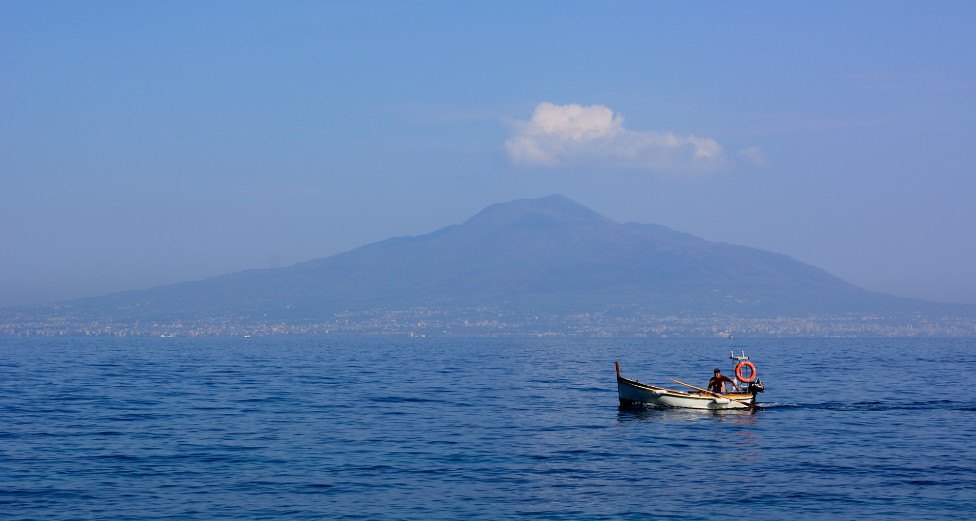 Giro in gozzo nel Golfo di Napoli