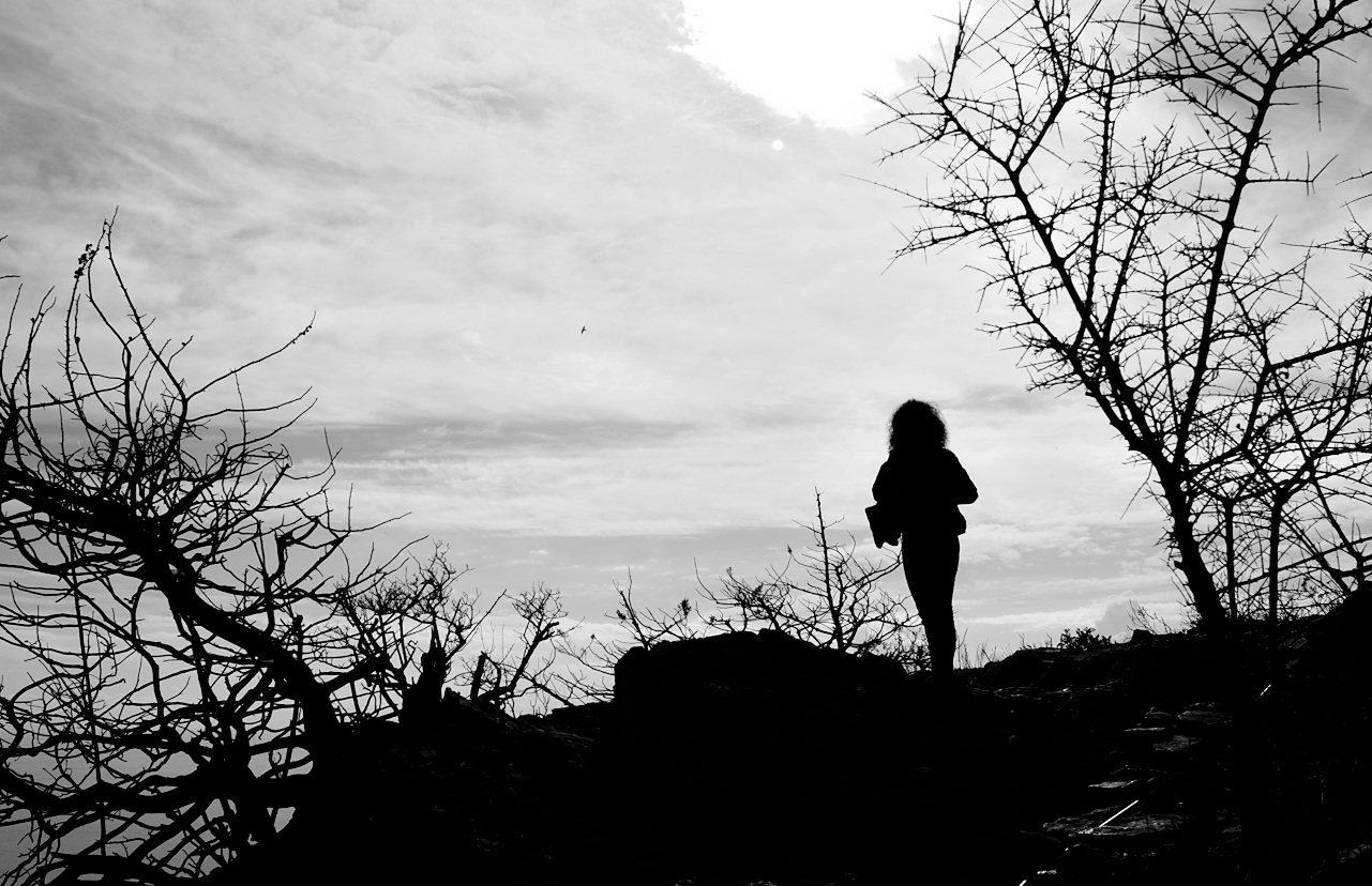 Trekking in costiera fra gli alberi arsi dai roghi