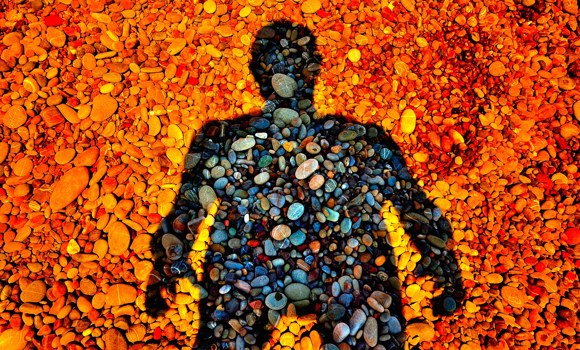 Self-timer on the beach, stones and contrast