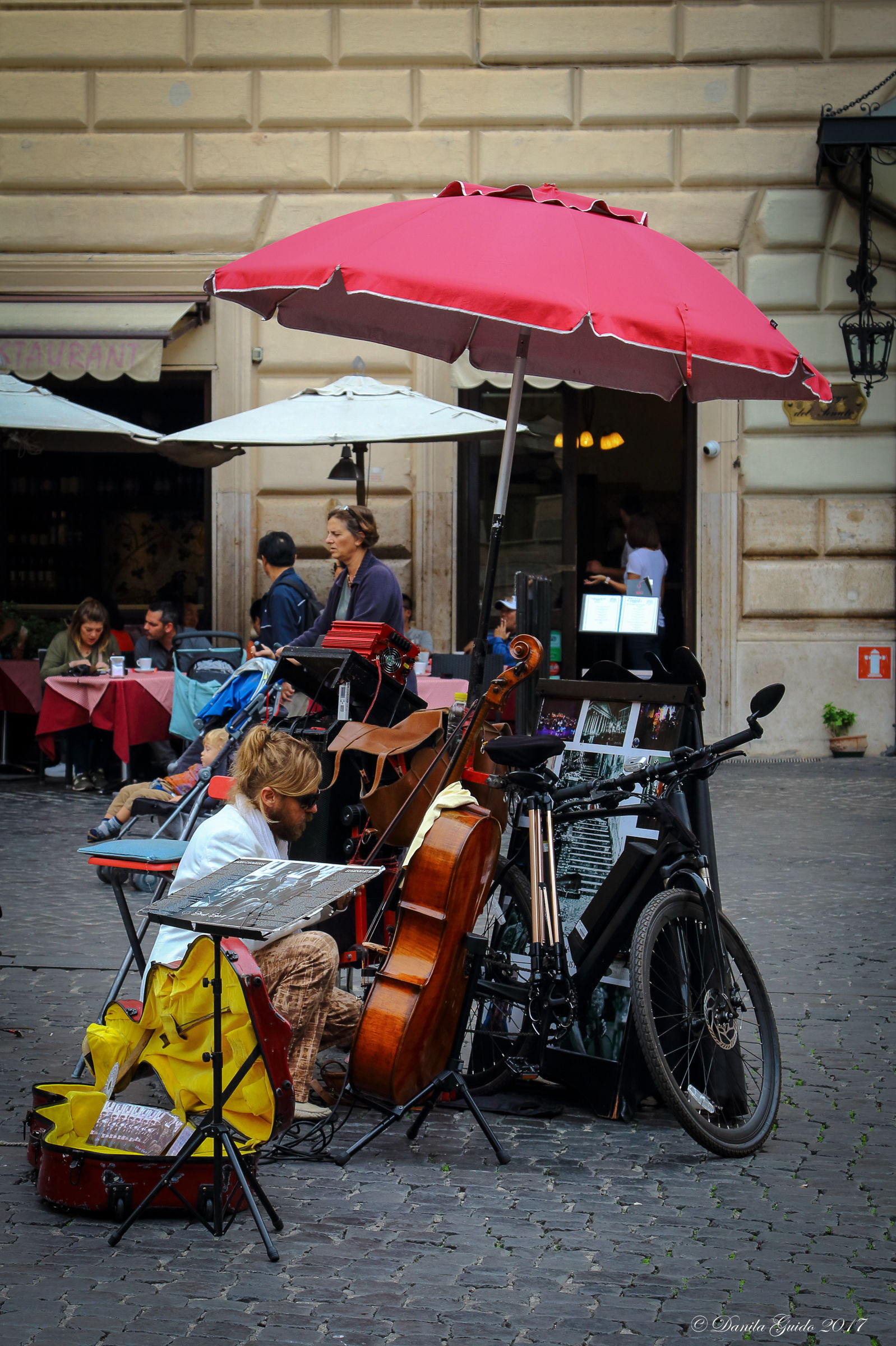 Ognuno è perso dentro i fatti suoi....