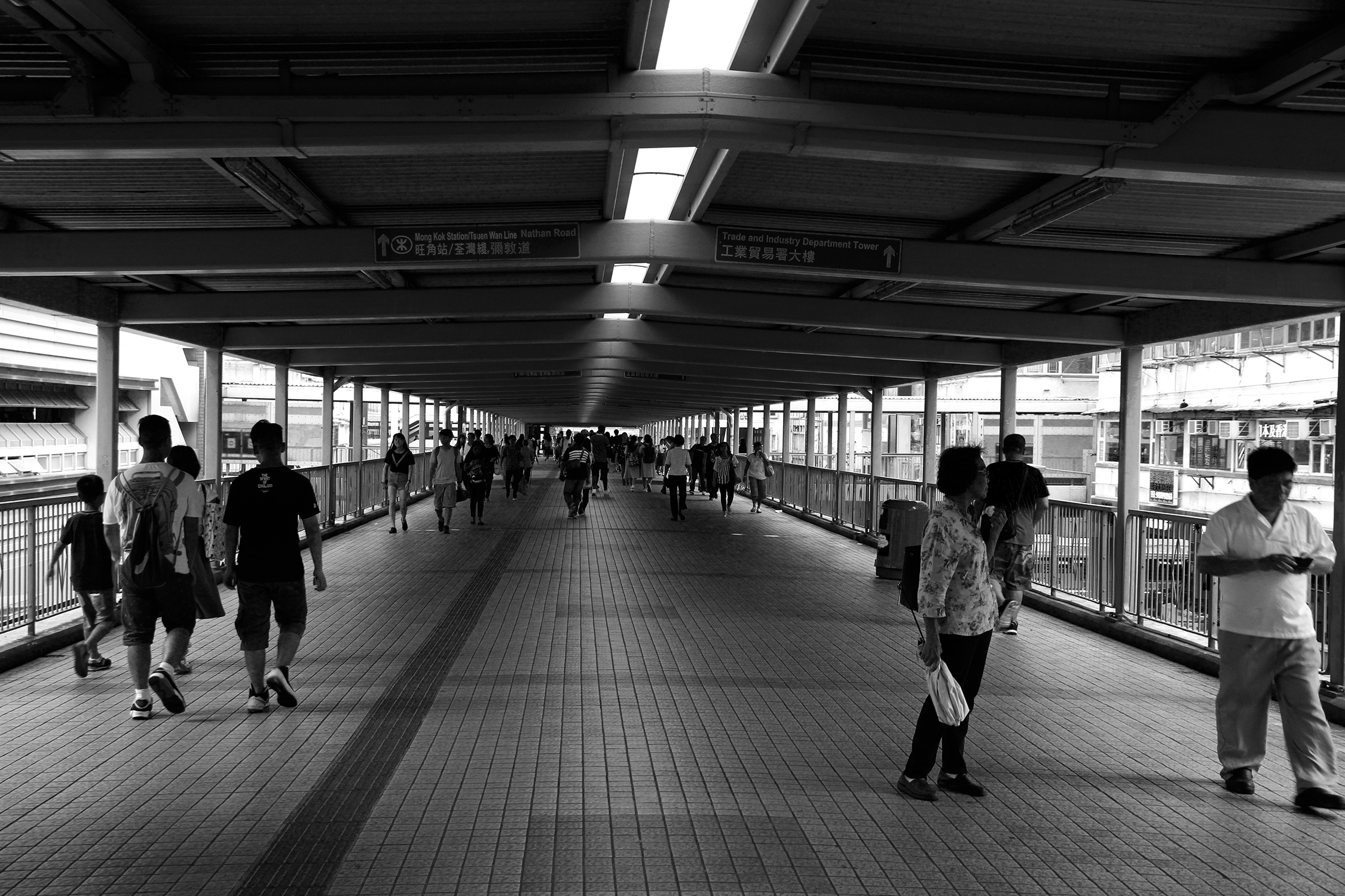 skyscraper between skyscrapers in Hong Kong