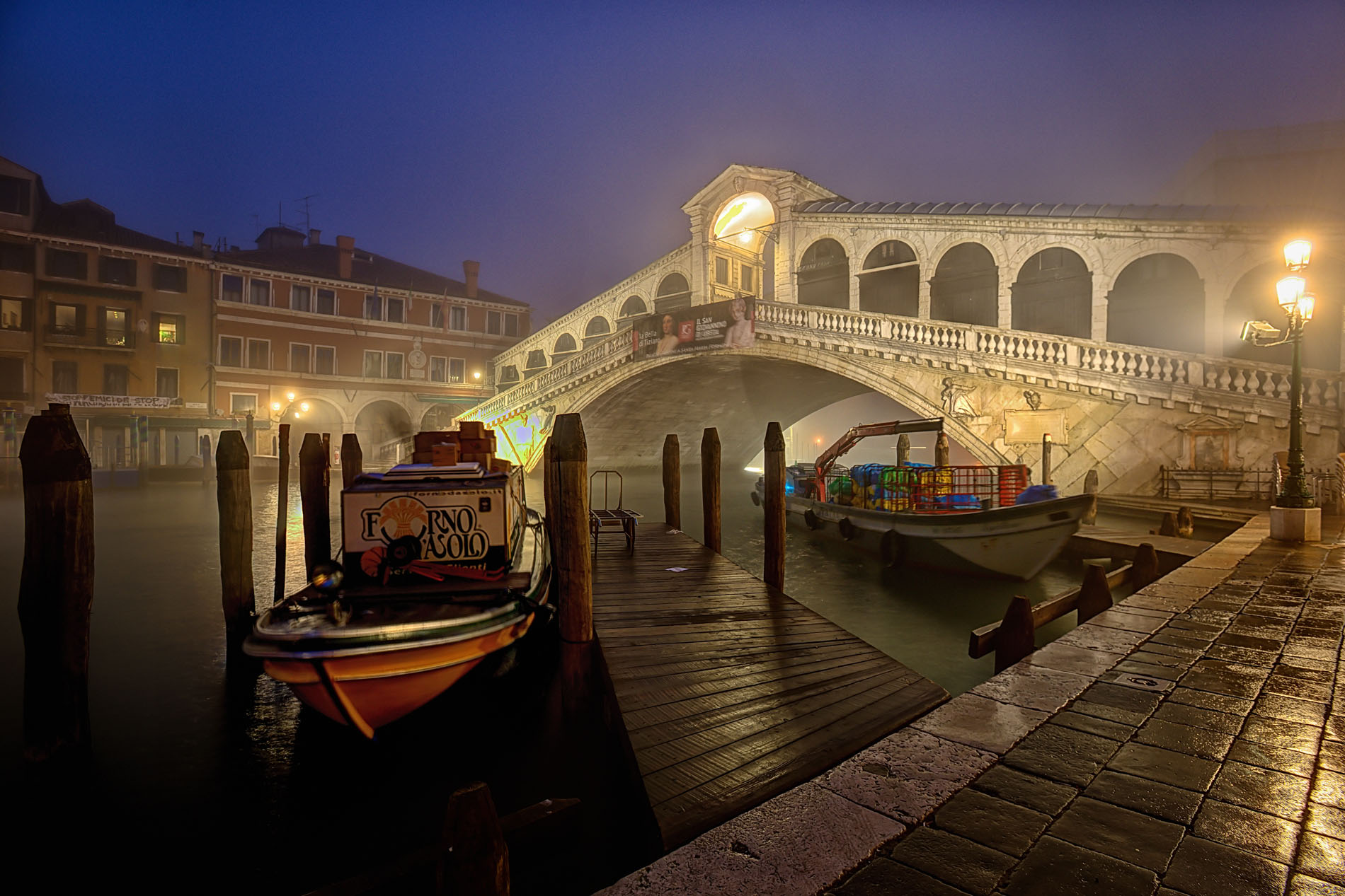 Il ponte di Rialto nella nebbia