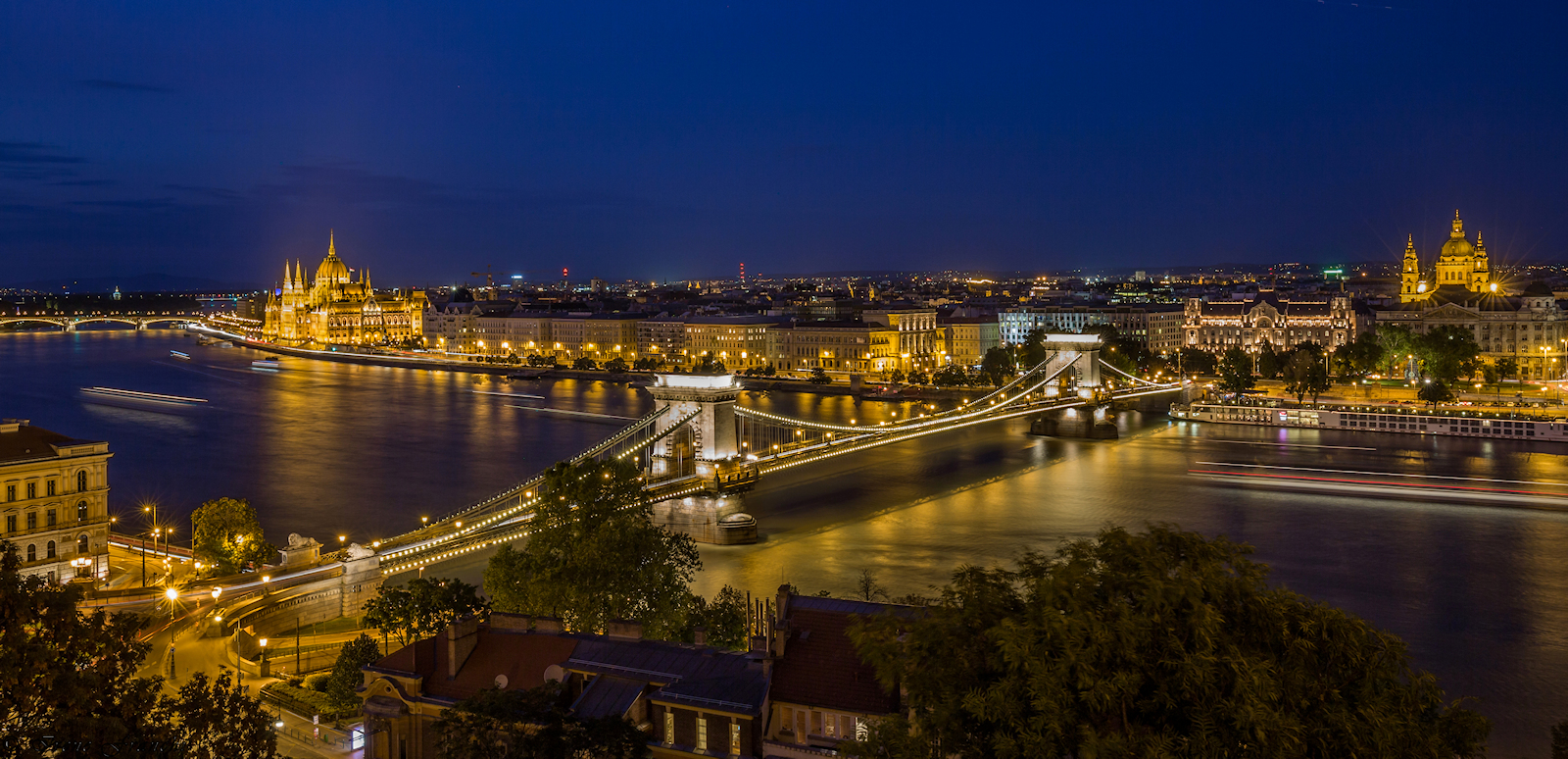 Budapest, il Danubio e le sue luci