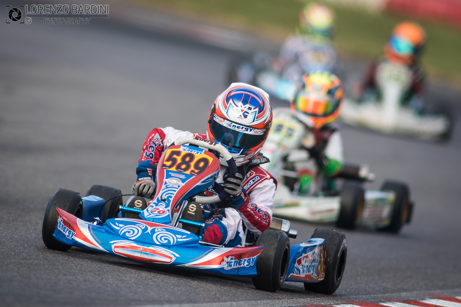 Mano sul filtro a ingrassare la miscela